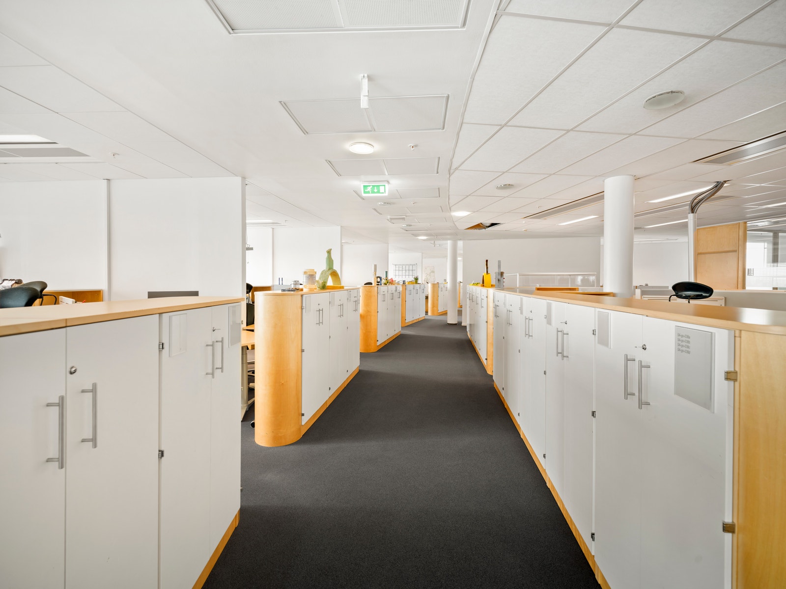 Lokalene har i dag både cellekontorer og åpne arb plasser - dette kan tilpasses ny leietager Galleribilde