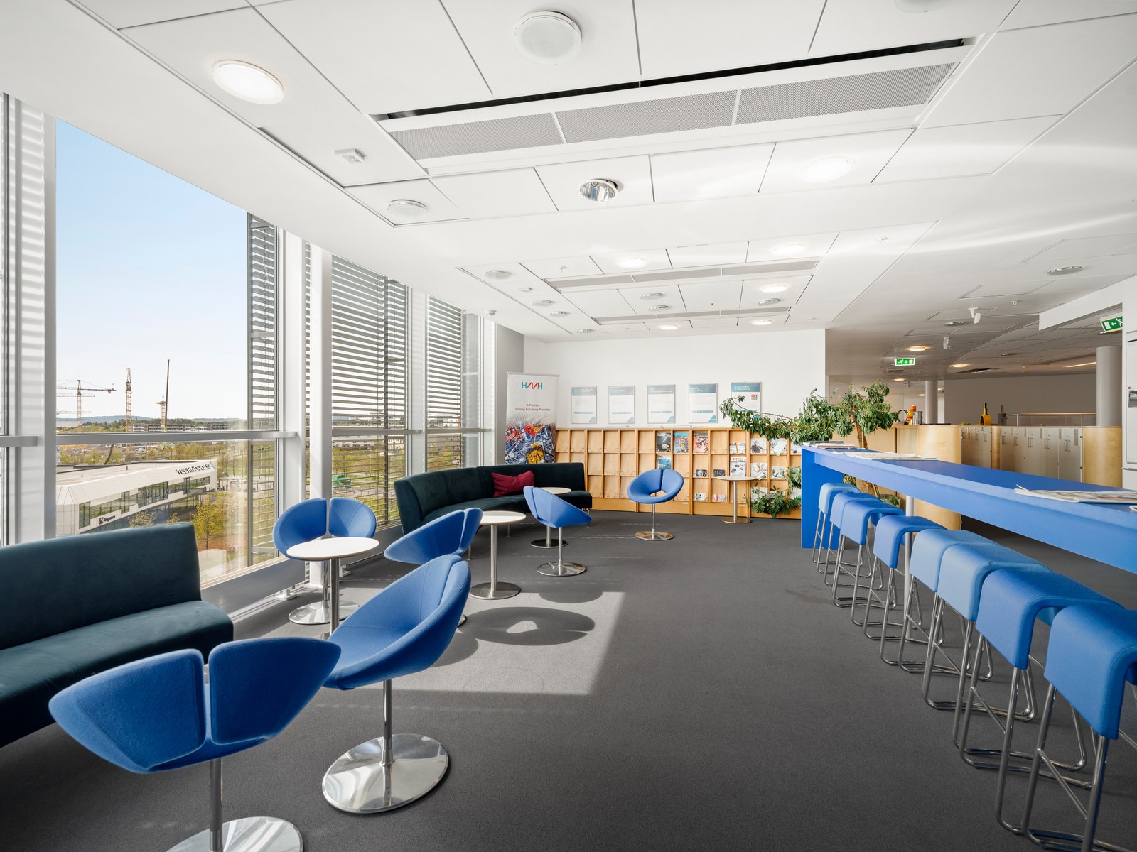 Lokalene har i dag både cellekontorer og åpne arb plasser - dette kan tilpasses ny leietager Galleribilde