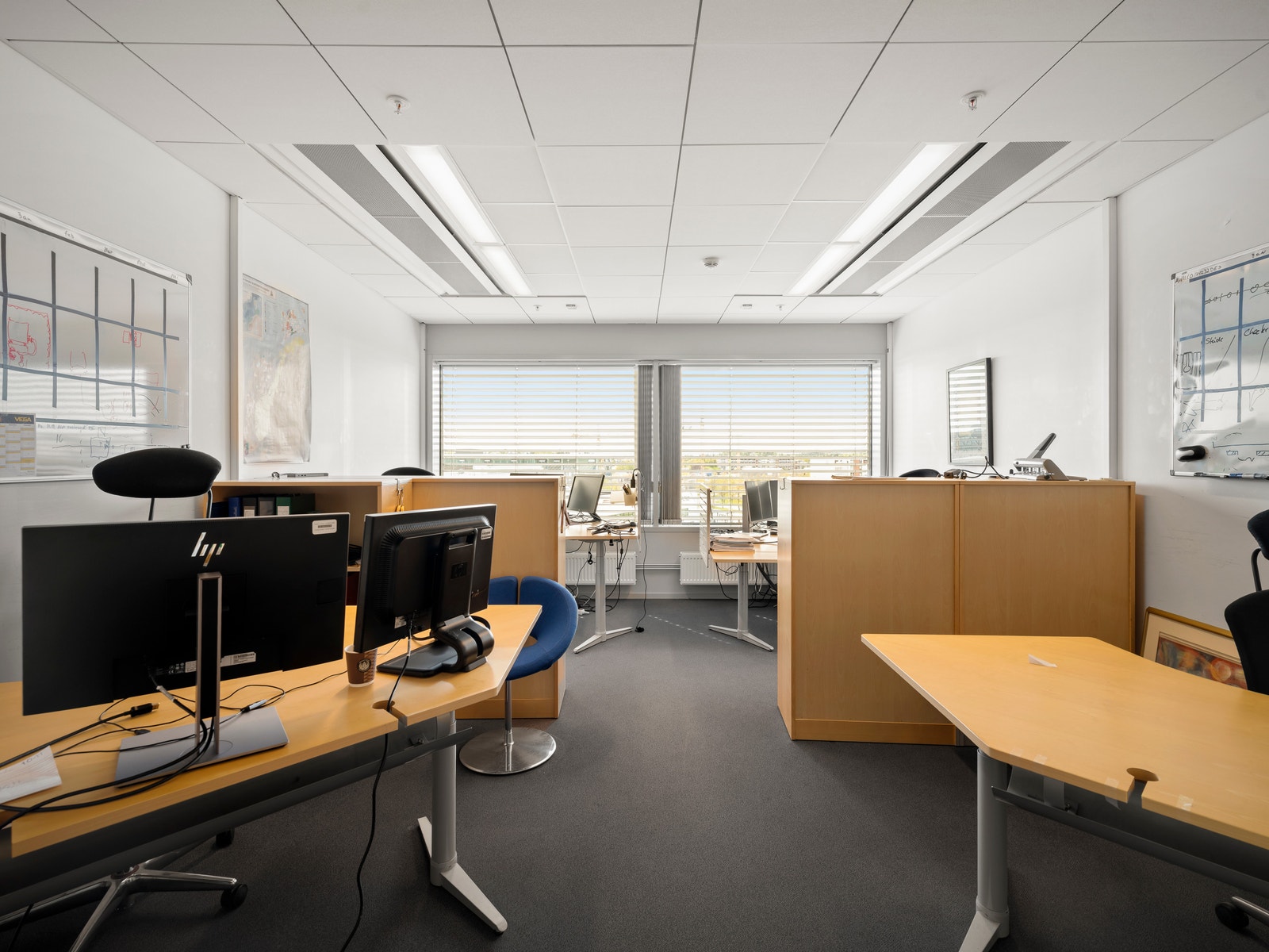 Lokalene har i dag både cellekontorer og åpne arb plasser - dette kan tilpasses ny leietager Galleribilde