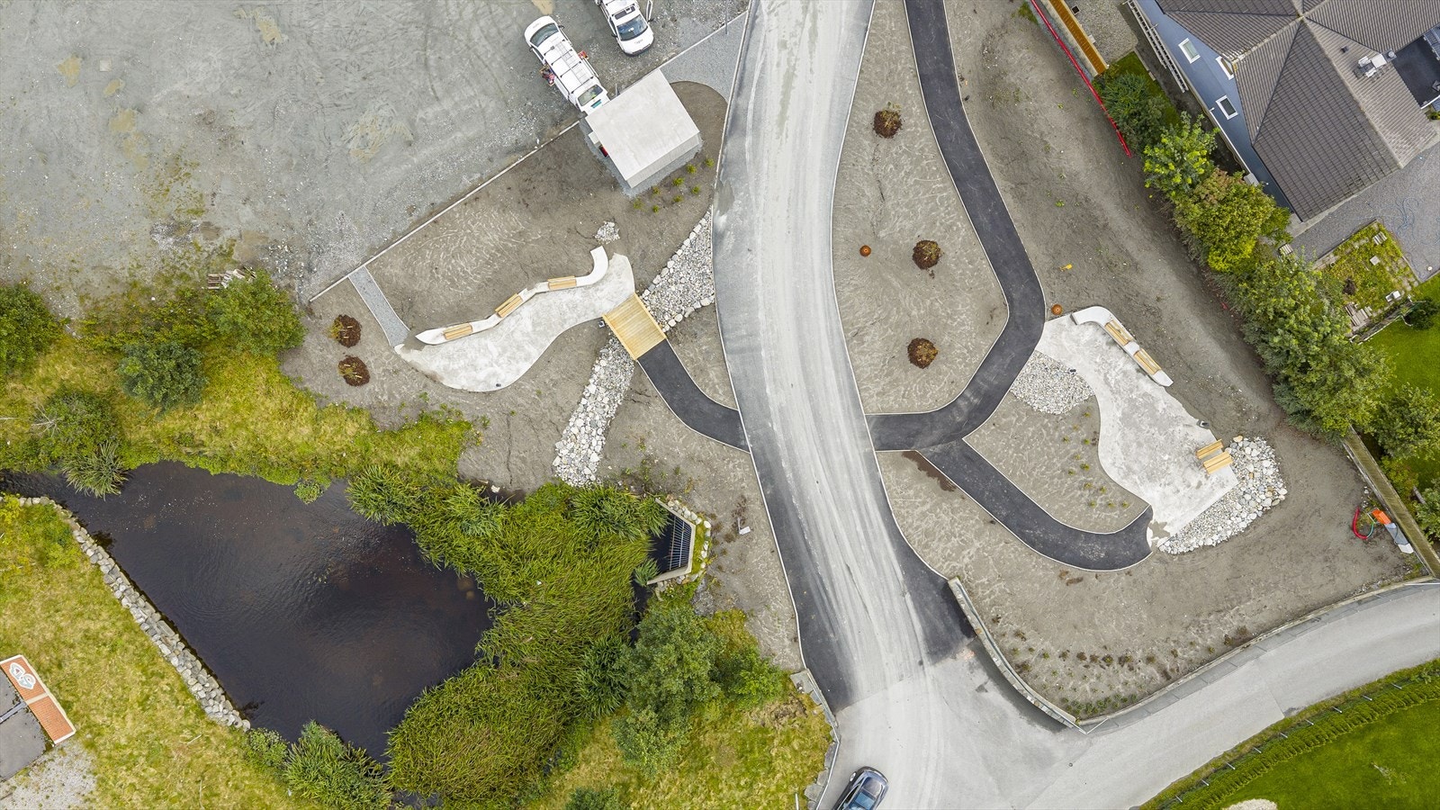 Parkanlegg, med vannspeil, benker og flott park Galleribilde