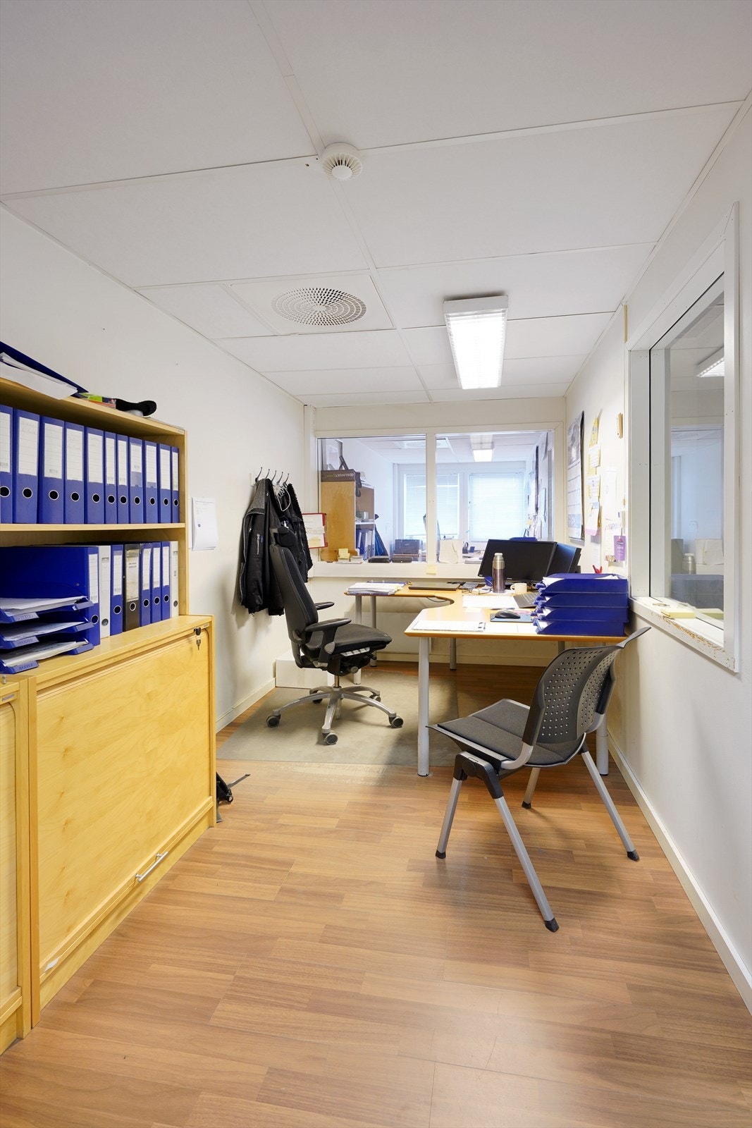 Lyst og funksjonelt kontor med praktisk planløsning. Ideelt for effektivt arbeid og organisering. Sentral beliggenhet. Galleribilde