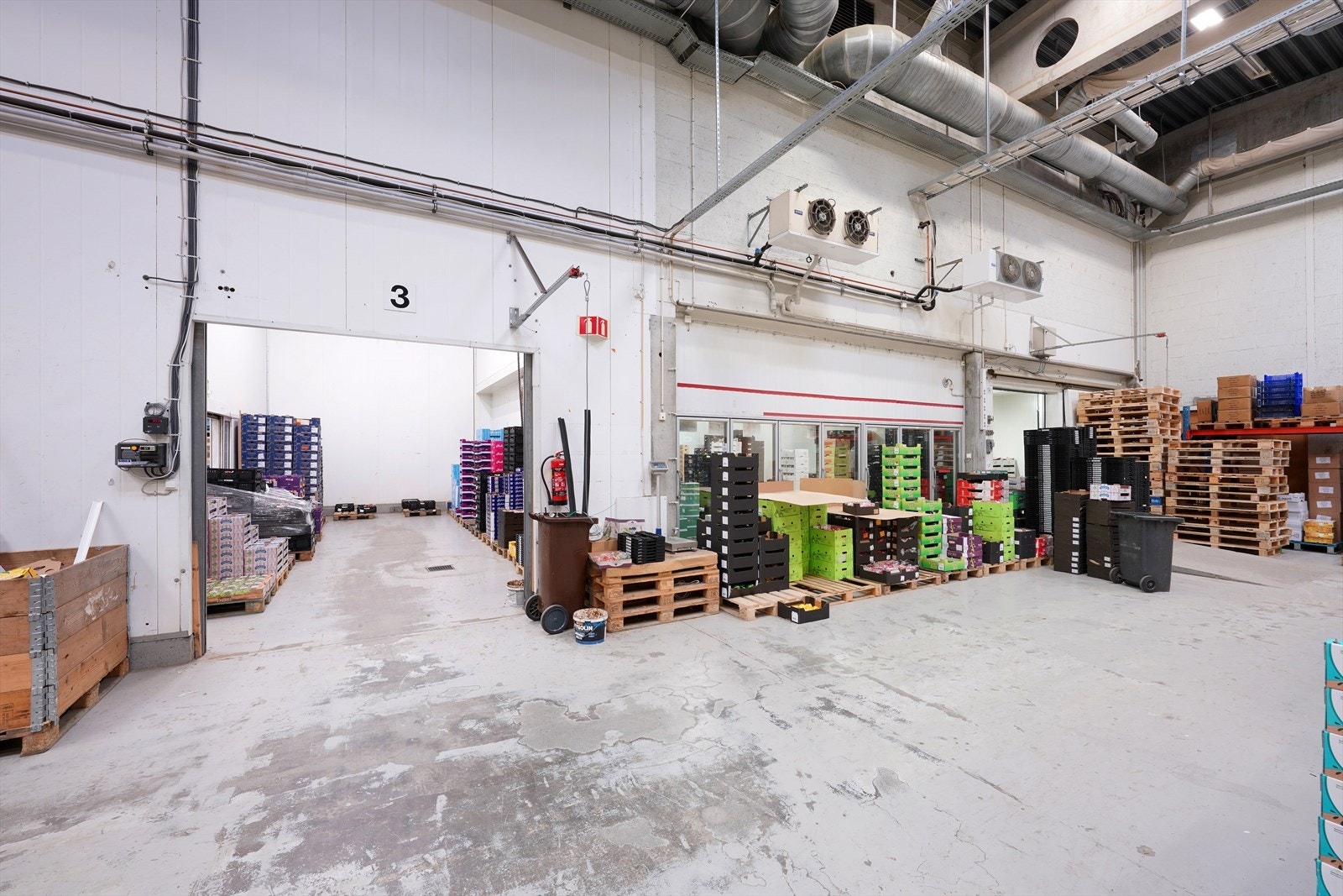 Romslig næringslokale med høyt under taket, ideelt for lagerdrift eller distribusjon. God ventilasjon og enkel adkomst. Galleribilde