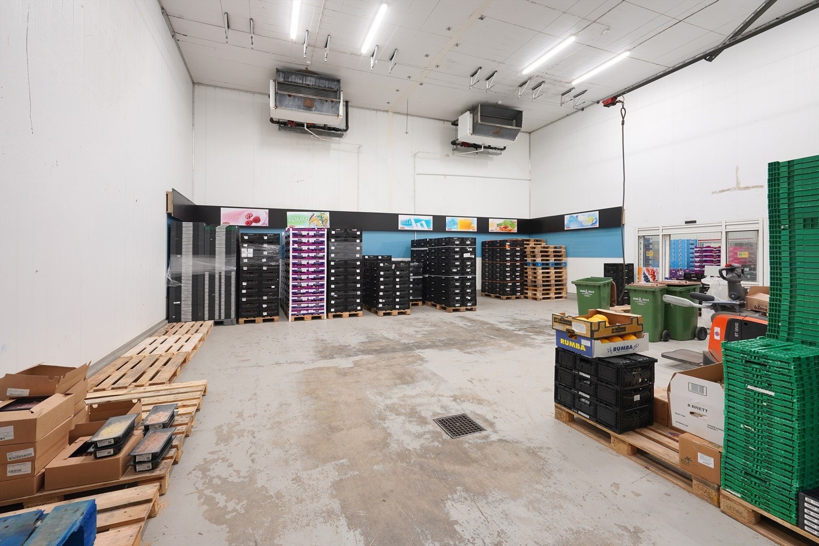 Romslig lagerrom med god takhøyde og effektiv belysning, ideelt for oppbevaring og organisering av varer og utstyr. Galleribilde