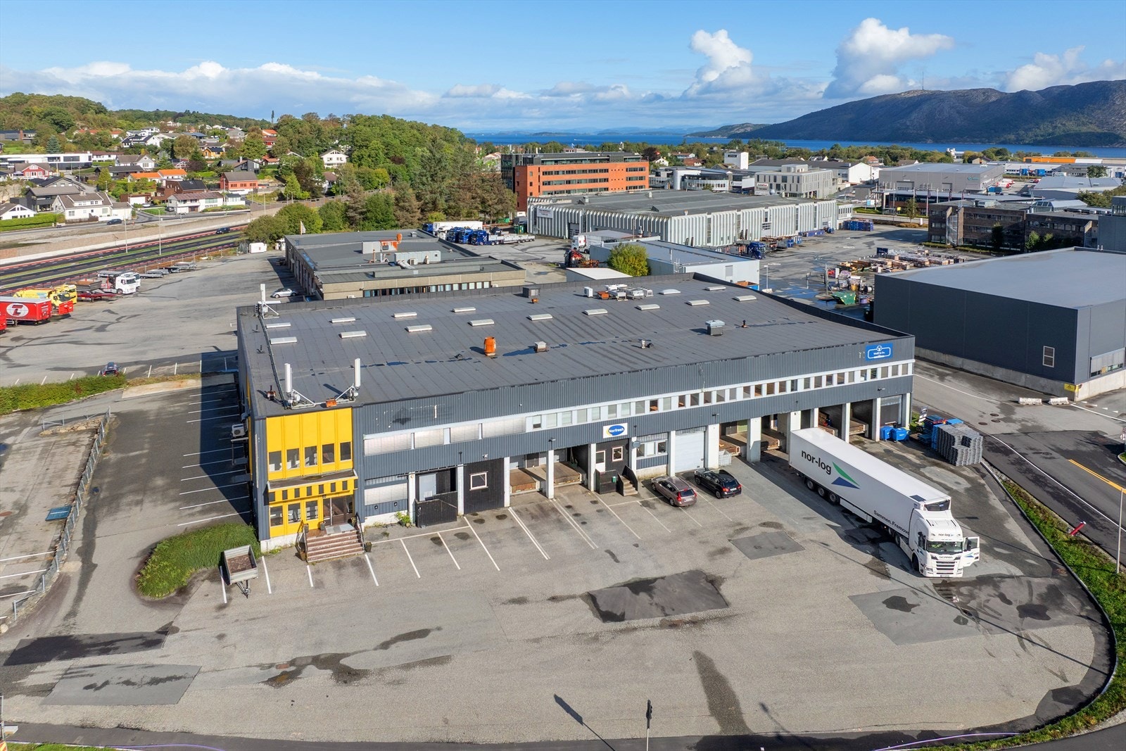 Sentral næringseiendom med flott beliggenhet. Romslig uteområde og gode transportmuligheter. Galleribilde