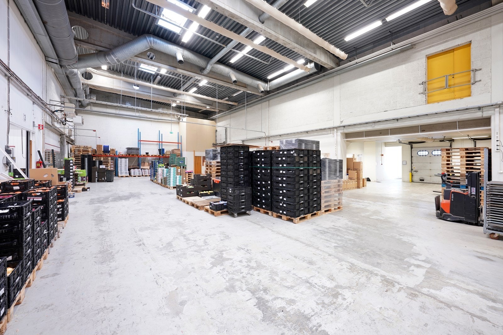 Romslig og funksjonelt lagerlokale med god takhøyde og muligheter for effektiv varehåndtering. Perfekt for bedrifter med lagerbehov. Galleribilde