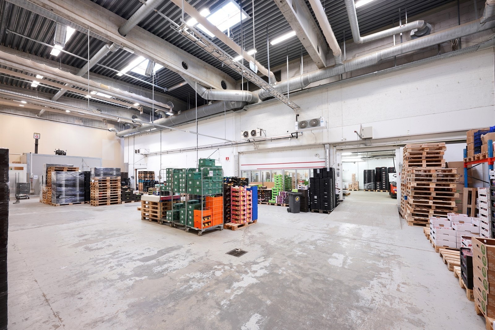 Lys og romslig lagerbygning med god takhøyde og effektiv ventilasjon, perfekt for virksomheter med behov for lagringsplass. Galleribilde