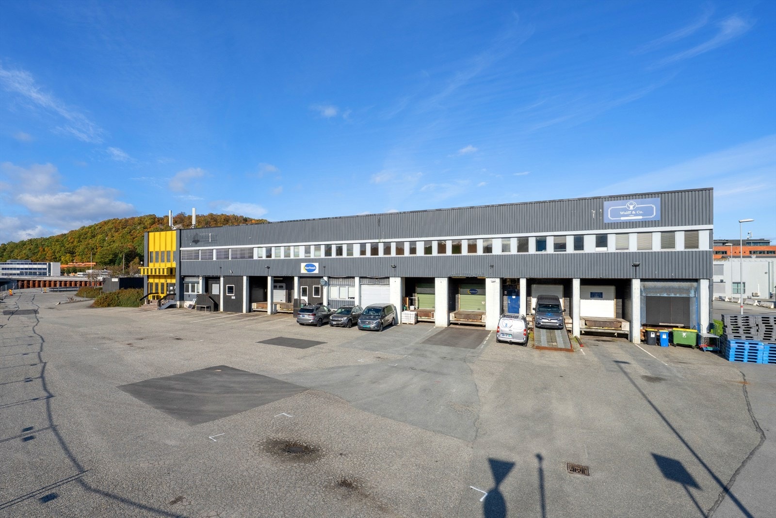 Næringsbygg med praktisk beliggenhet. God plass for parkering og varelevering. Ideelt for logistikk eller lagerdrift. Galleribilde