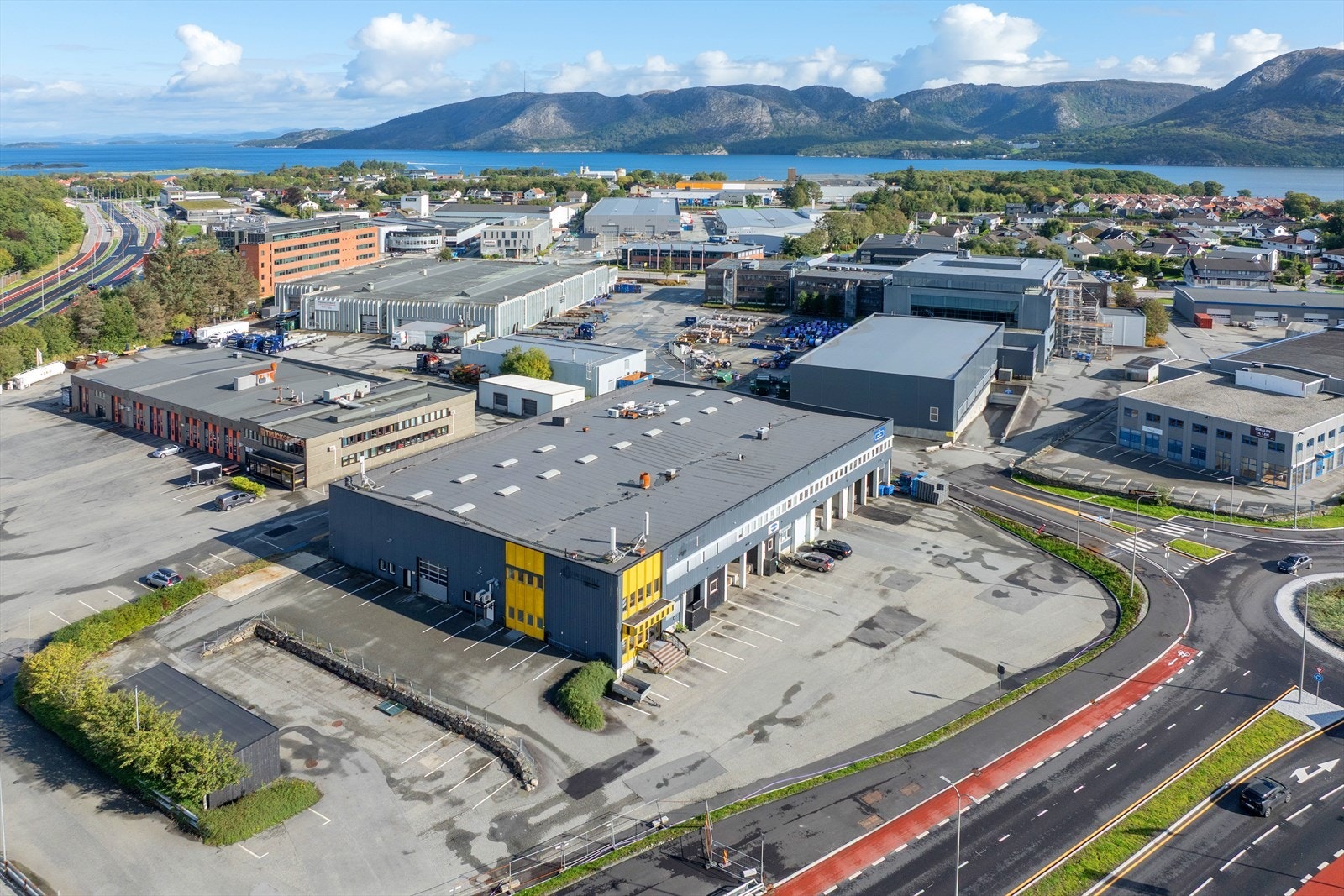 Moderne næringsområde med naturskjønne omgivelser og nærhet til fjord. Ideell beliggenhet for virksomheter med god infrastruktur. Galleribilde