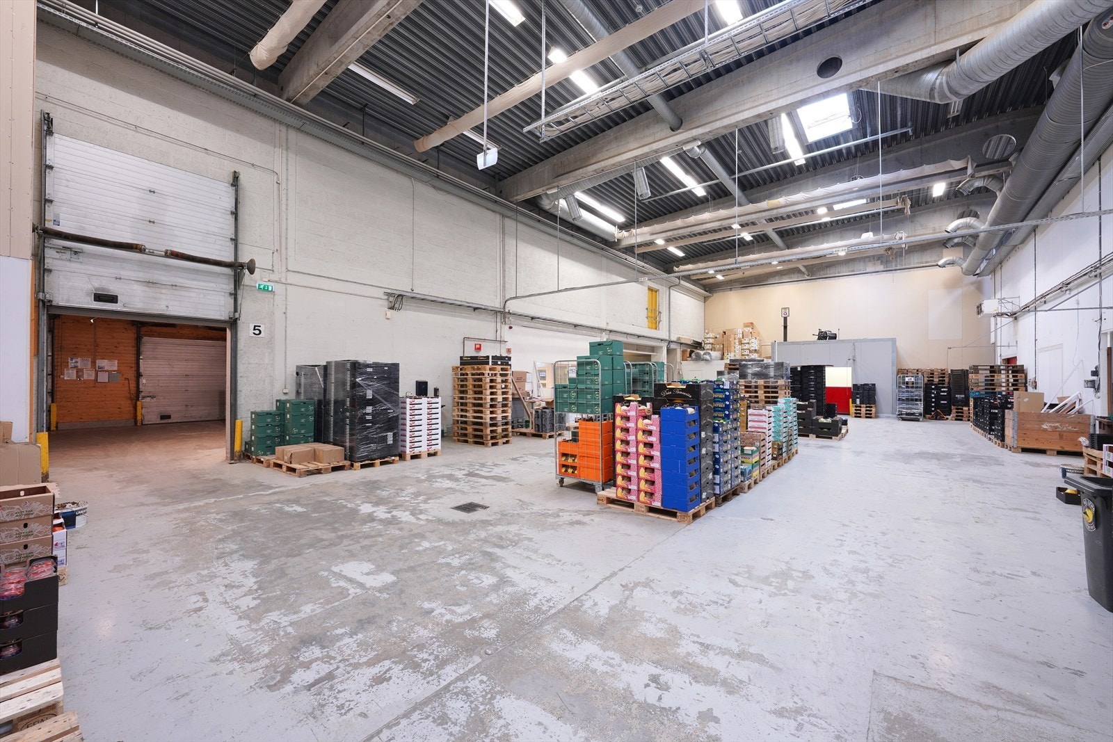 Romslig lagerlokale med høyt under taket og god belysning. Perfekt for oppbevaring og logistikk. Galleribilde