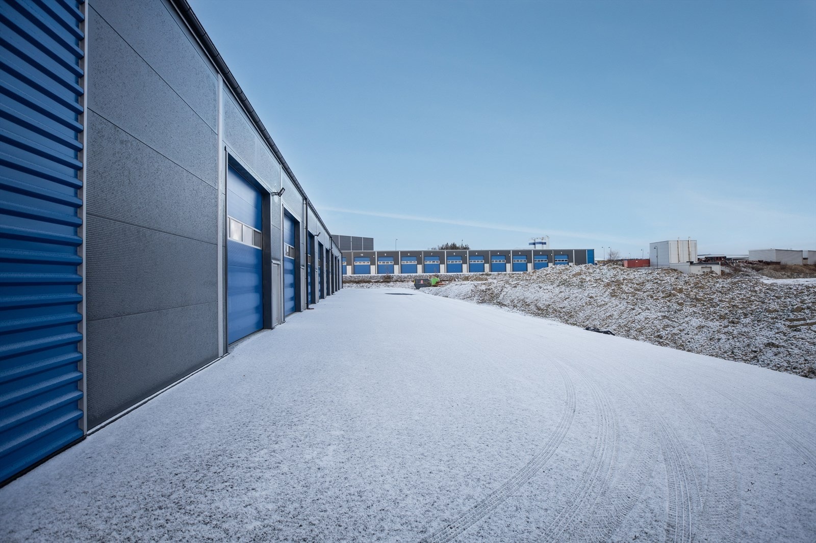 Gode adkomstforhold på stor tomt. Galleribilde