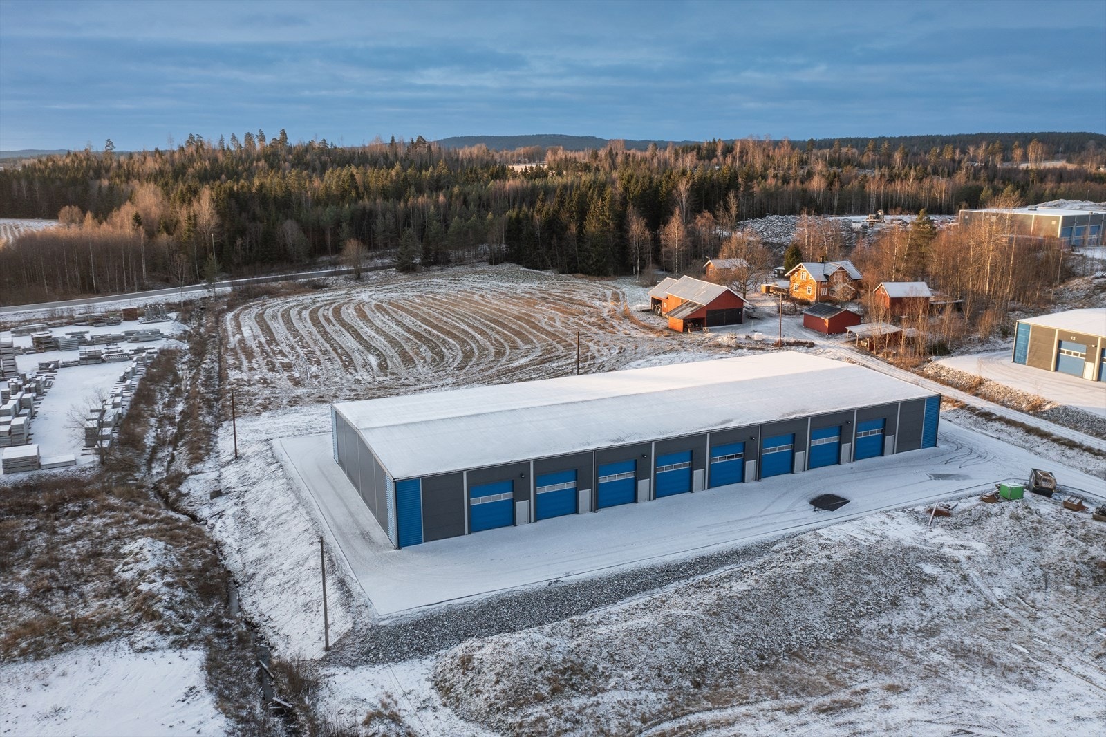 Godt egnet for opplag av båt/campingvogn/bobil, ekstra lagerplass eller for entreprenører som ønsker å eie sitt eget lager. Galleribilde