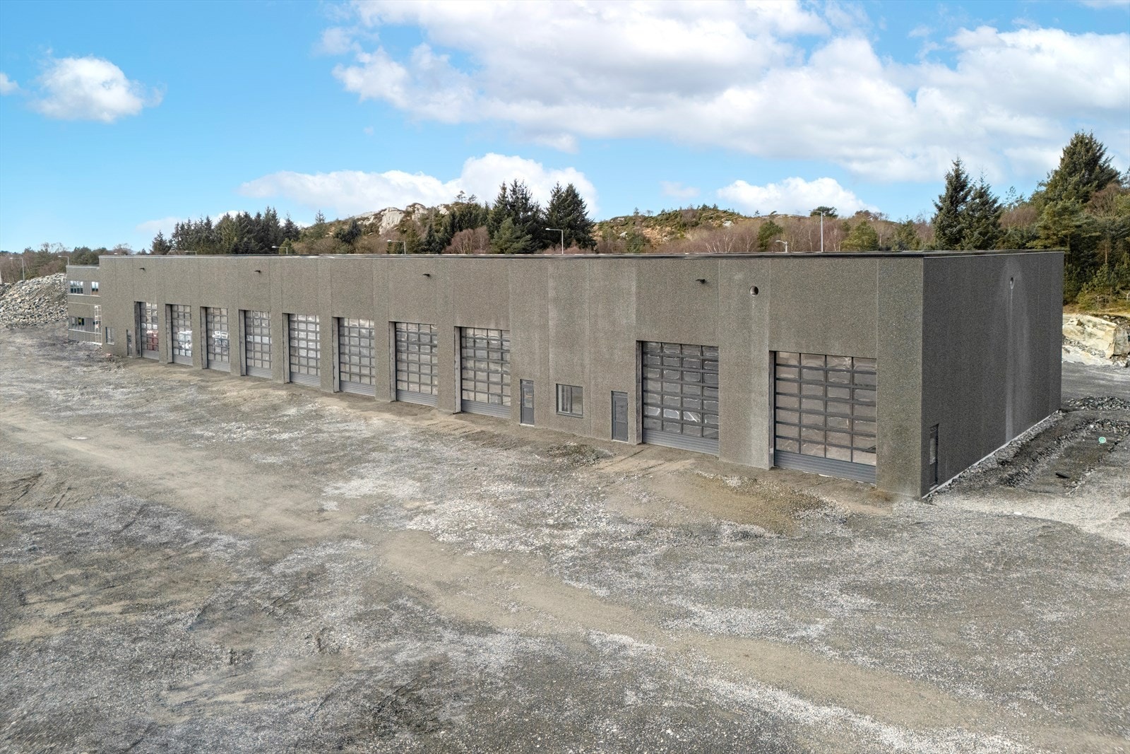 Eiendommen består bl.a av verksted/lagerhaller med port i hver ende for gjennomkjøring Galleribilde