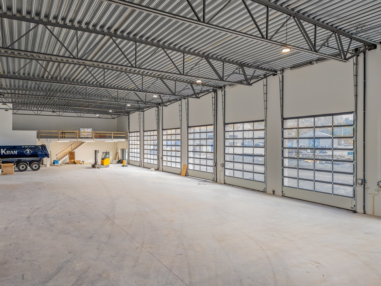 God takhøyde og praktisk lager/verksted med oljeutskiller Galleribilde