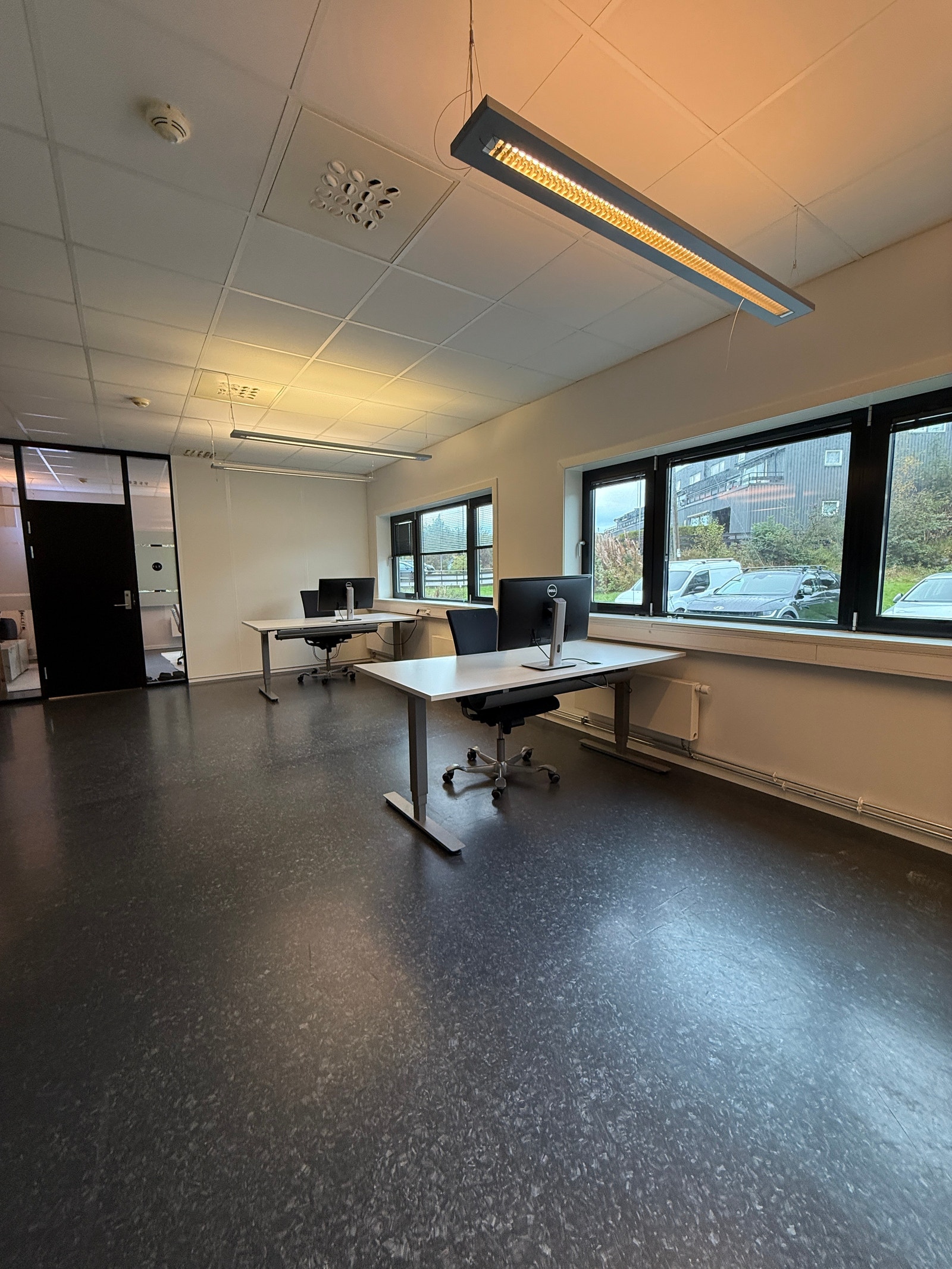 Åpent landskap. Levers med skrivebord, stol og personlig skap. Galleribilde