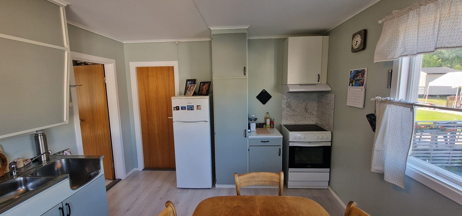 kjøkken fra annen vinkel.jpg Galleribilde