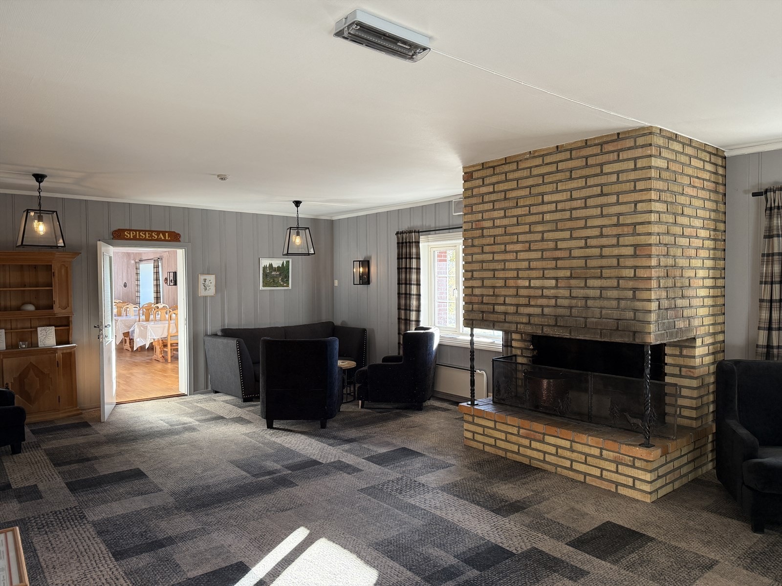 Resepsjonsområdet med peis Galleribilde