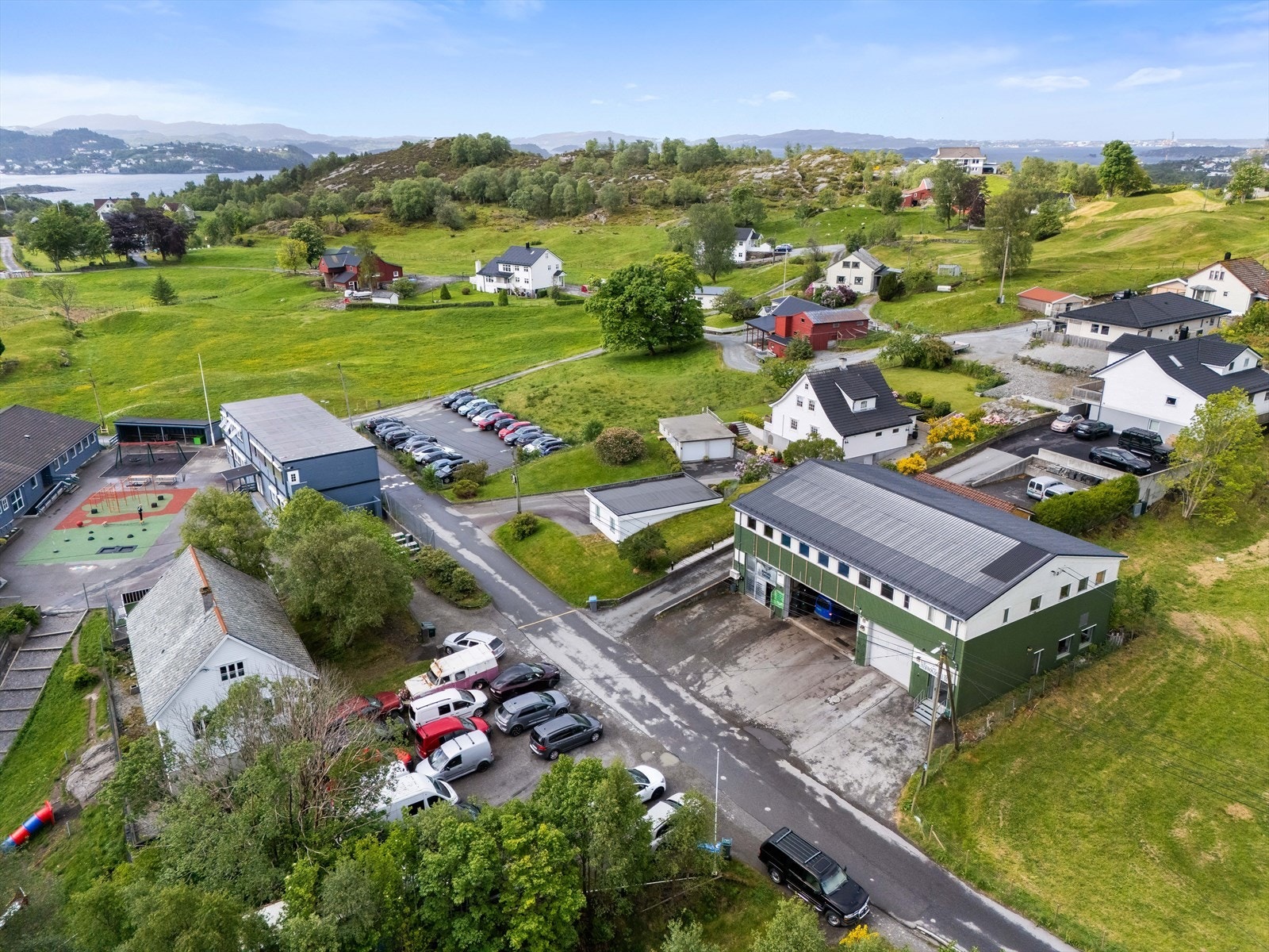 Haugland barneskole er beliggende like ved. Galleribilde