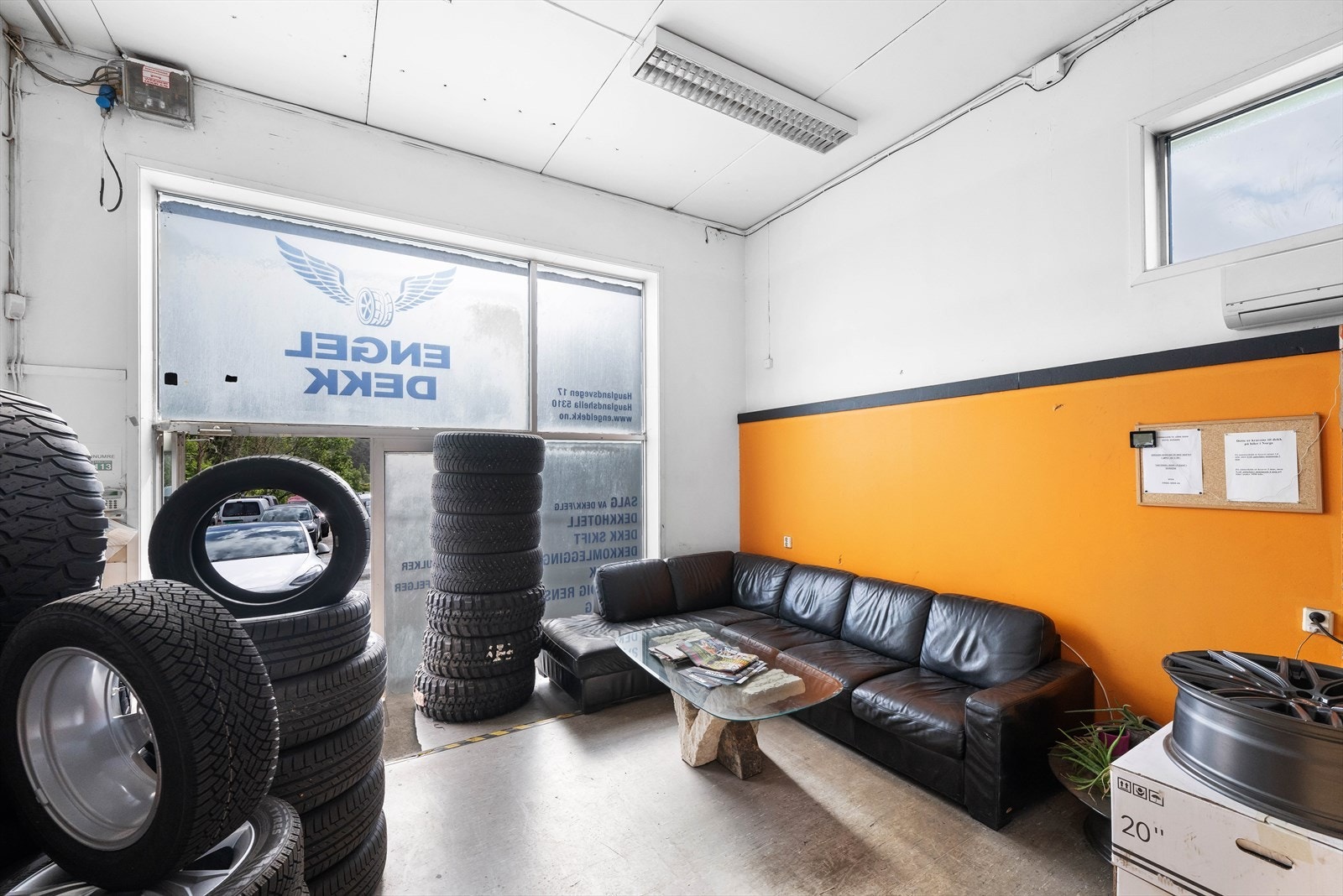 Første etasje er i dag leid ut til et dekkfirma. Galleribilde