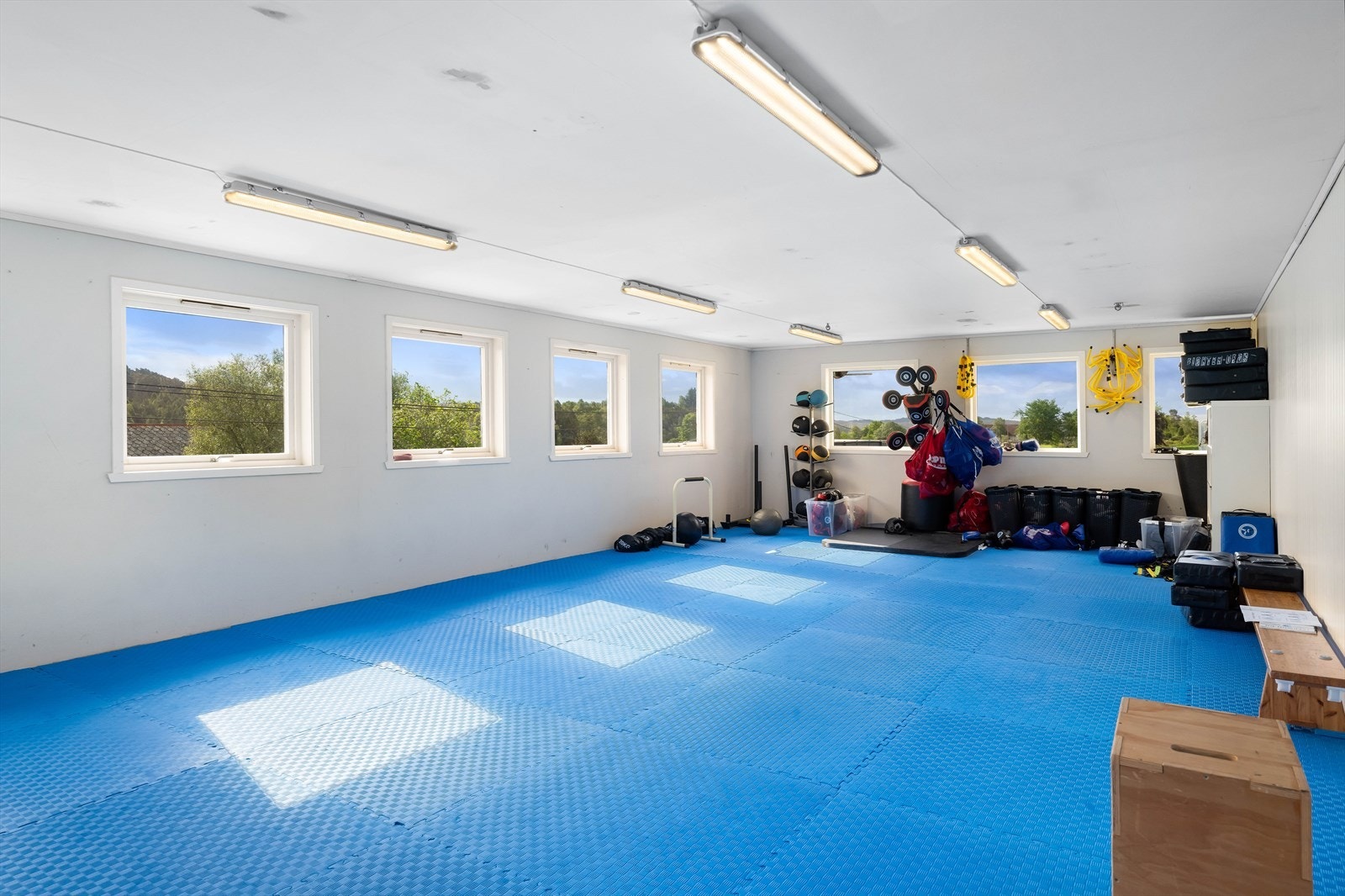 De mange vinduene gir gode muligheter for oppdeling av de store arealene. Galleribilde