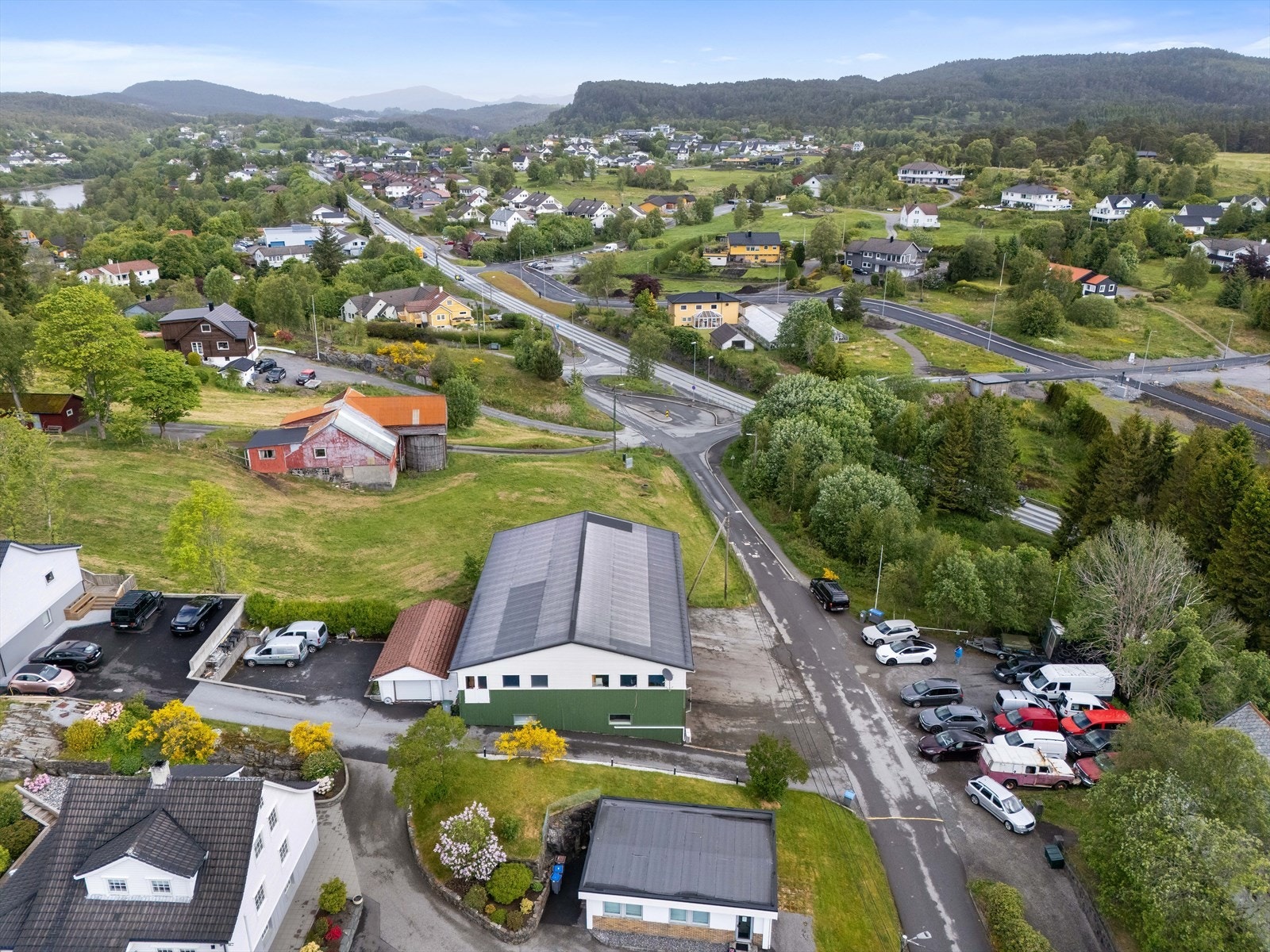 Ravnangerflaten, men Ravnanger senter i bakgrunnen. Galleribilde