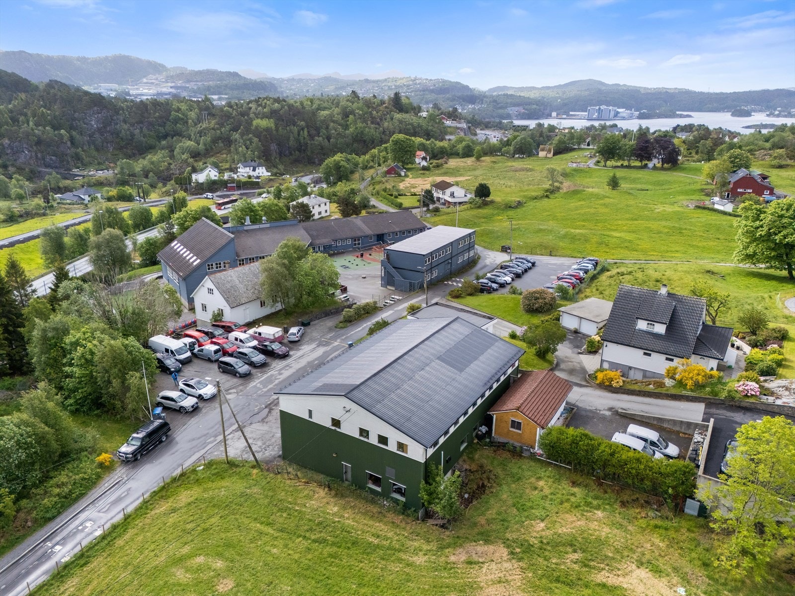 Bilene til venstre på bildet står på den medfølge tomten. Galleribilde