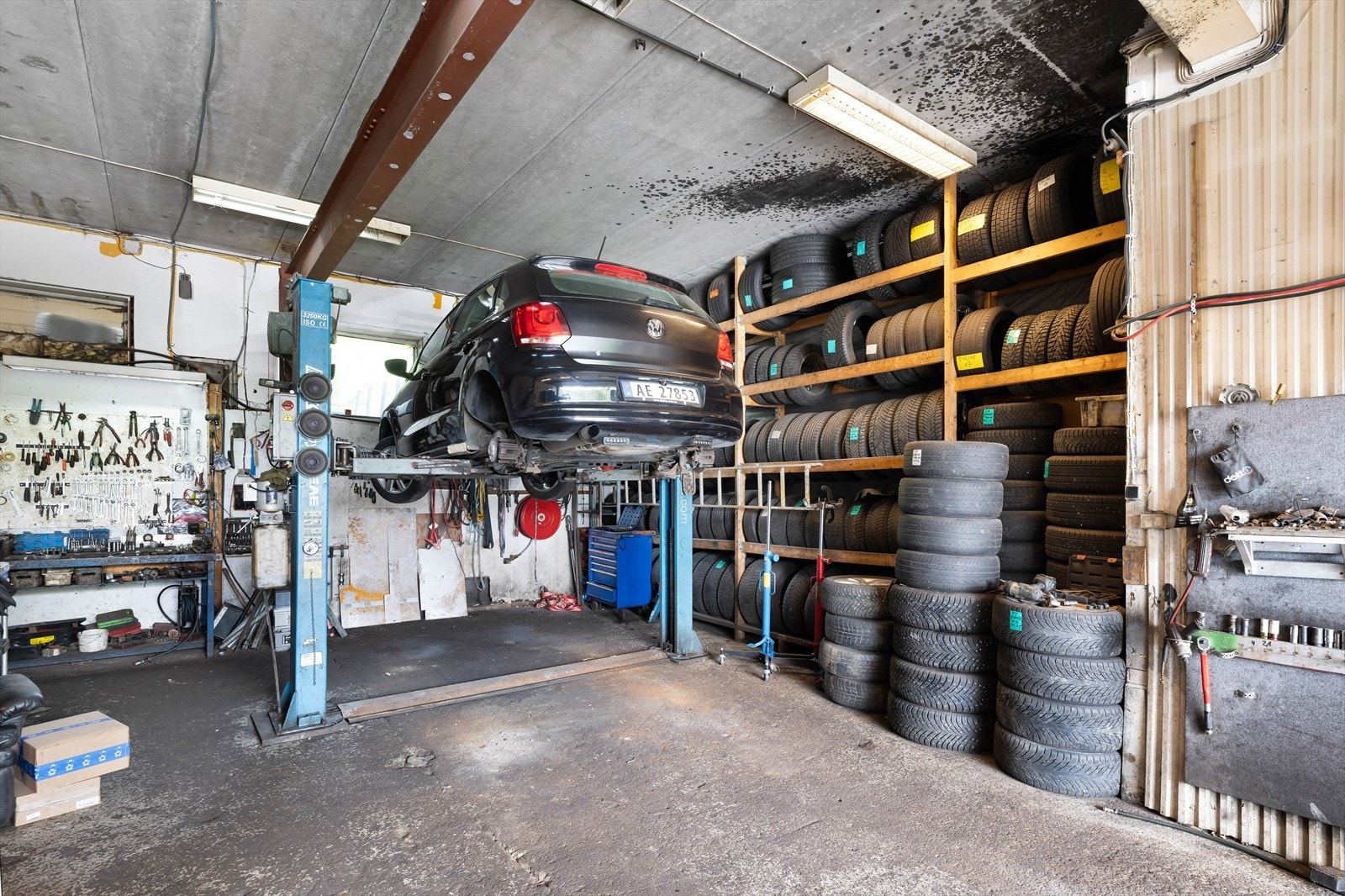 Det er 2 haller med løftebukker. Galleribilde