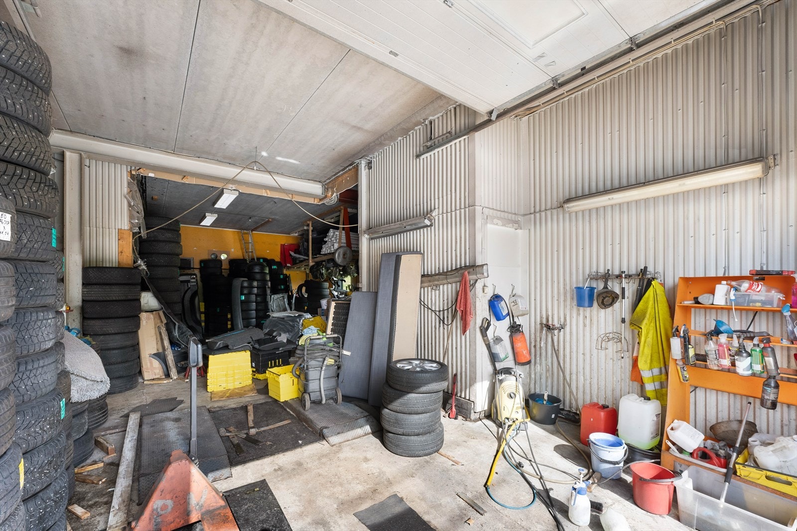 Begge hallene har god takhøyde. Galleribilde