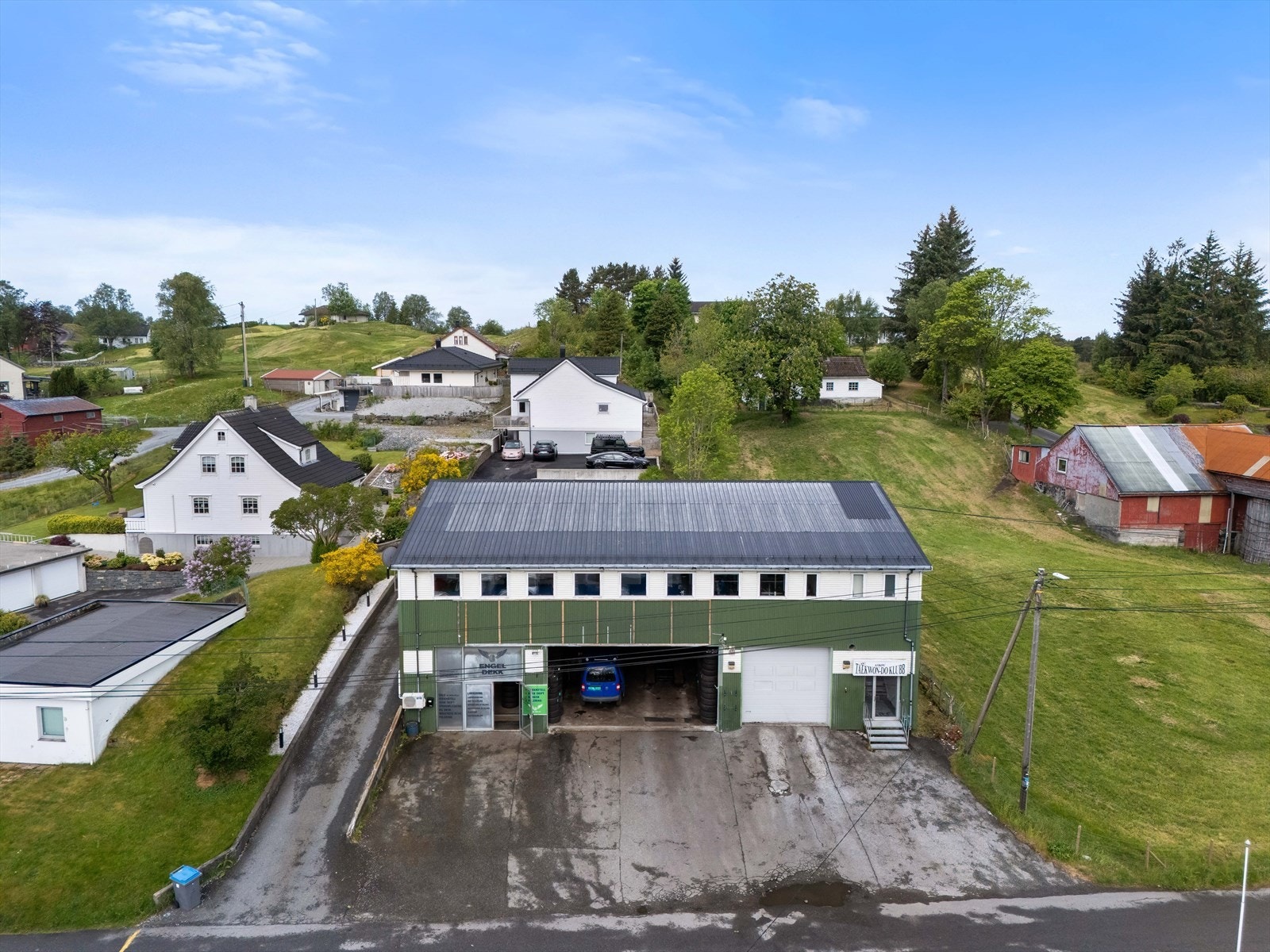 Rikelig med biloppstillingsplasser i front av bygget samt på den medfølgende tomten på øst. Galleribilde