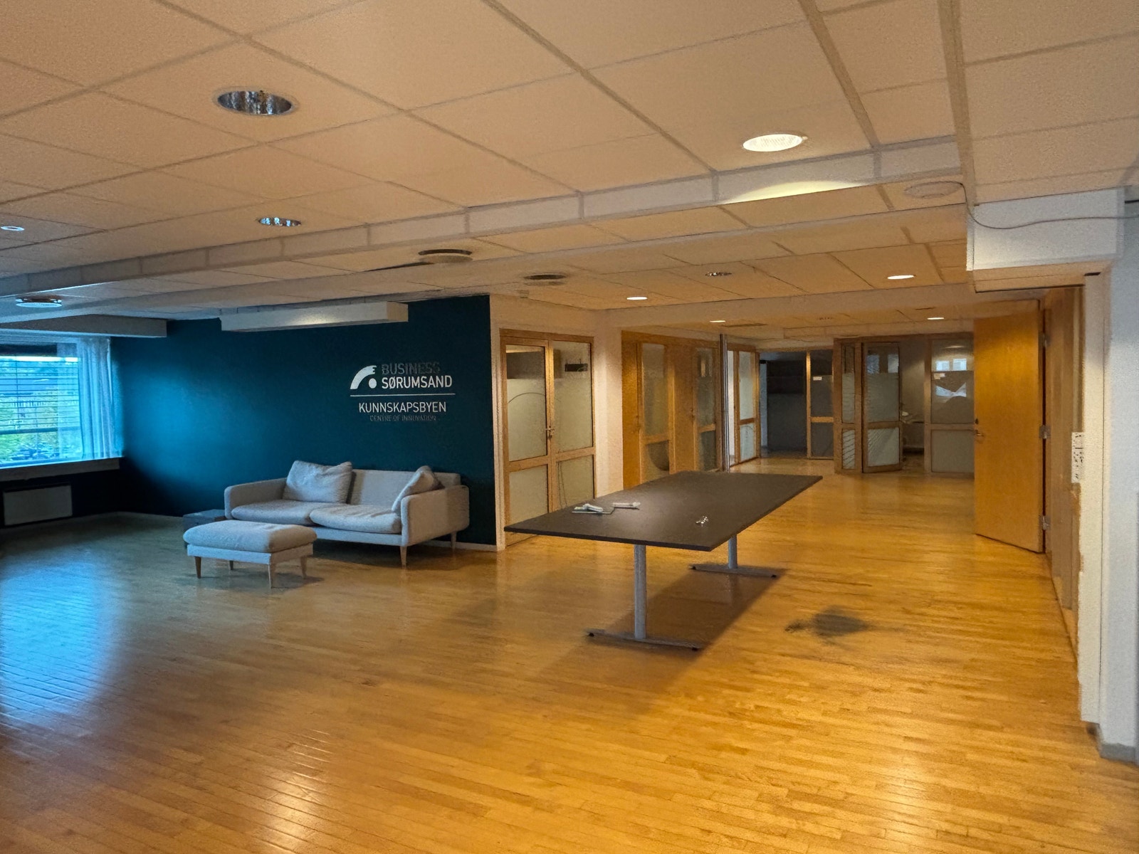 Romslige kontorlokaler. Galleribilde