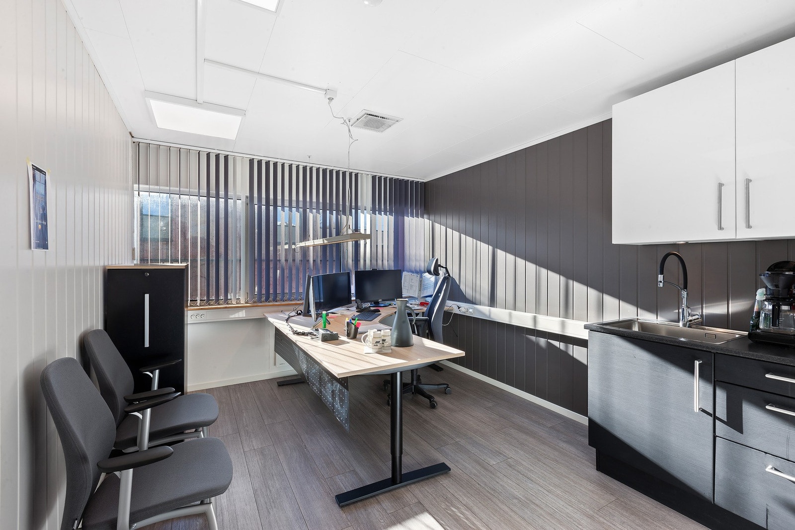 Kontor med te-kjøkken. Galleribilde