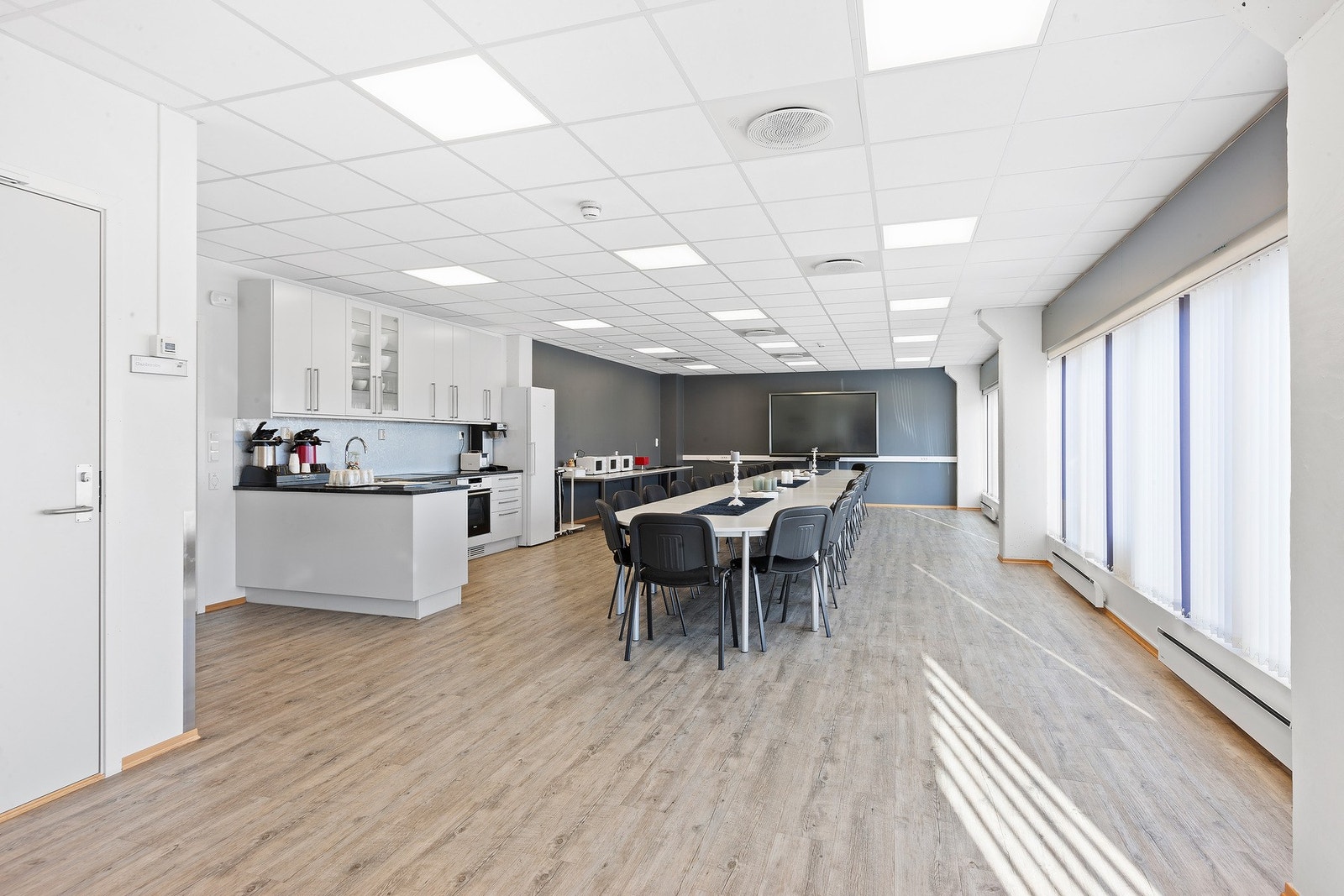 Stor kantine som også kan brukes til møterom eller selskapslokale. Galleribilde