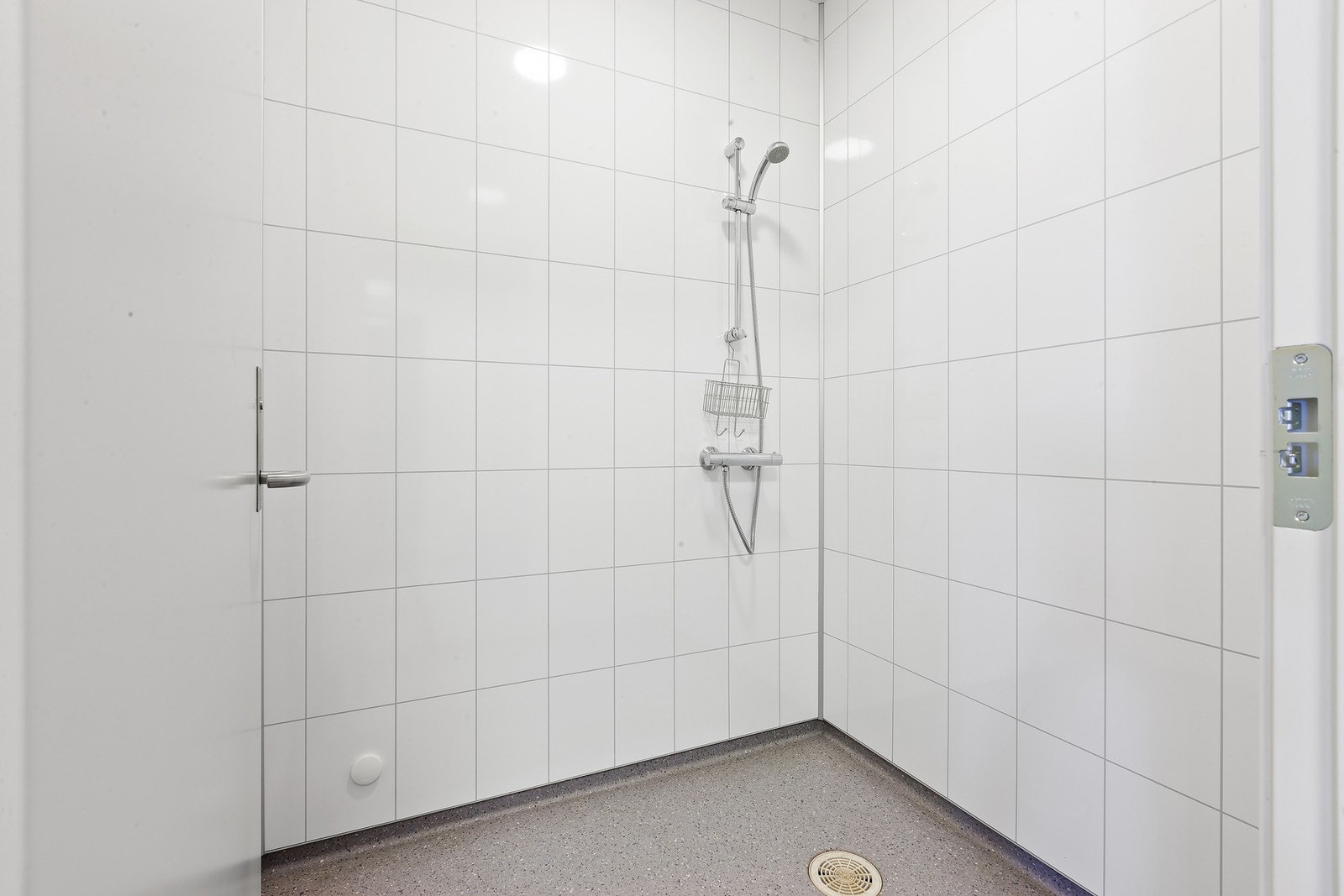 Moderne bad, wc og dusjer tilknyttet garderobene. Galleribilde