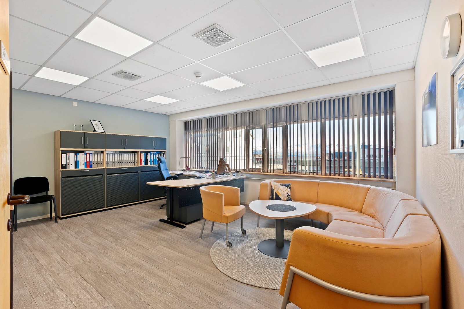 Stort hjørnekontor med god plass til sittegruppe. Galleribilde