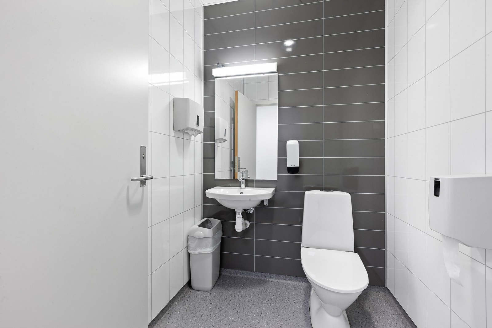 Moderne bad, wc og dusjer tilknyttet garderobene. Galleribilde