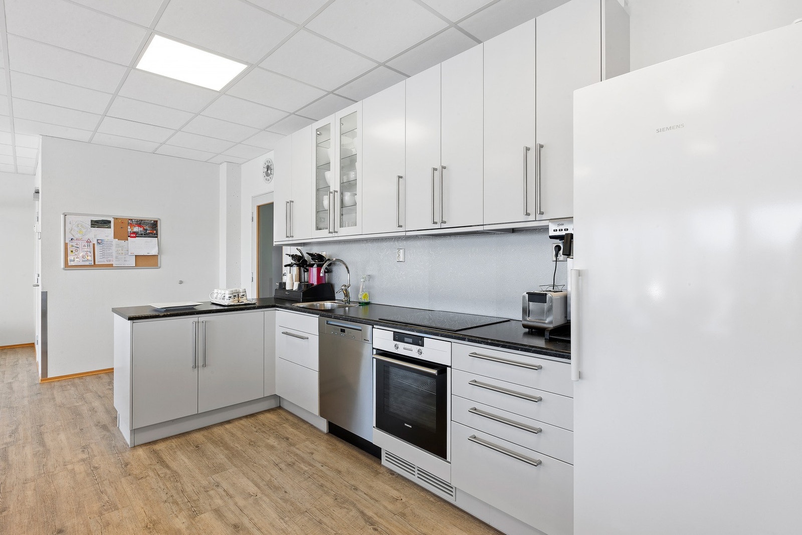 Godt utstyrt moderne kjøkken i kantine / møterom. Galleribilde