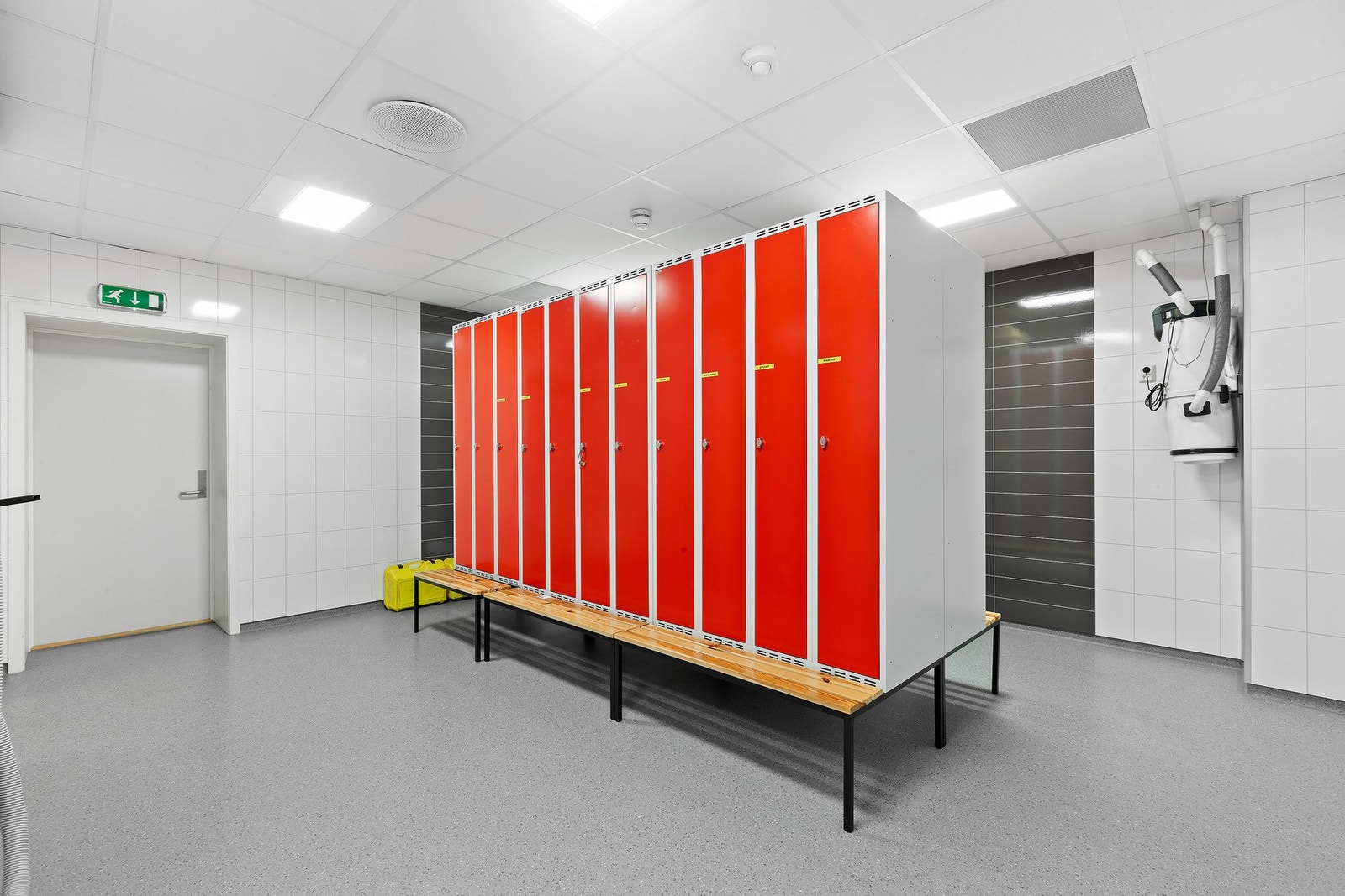 Strøkne garderober til både herre og damer. Galleribilde