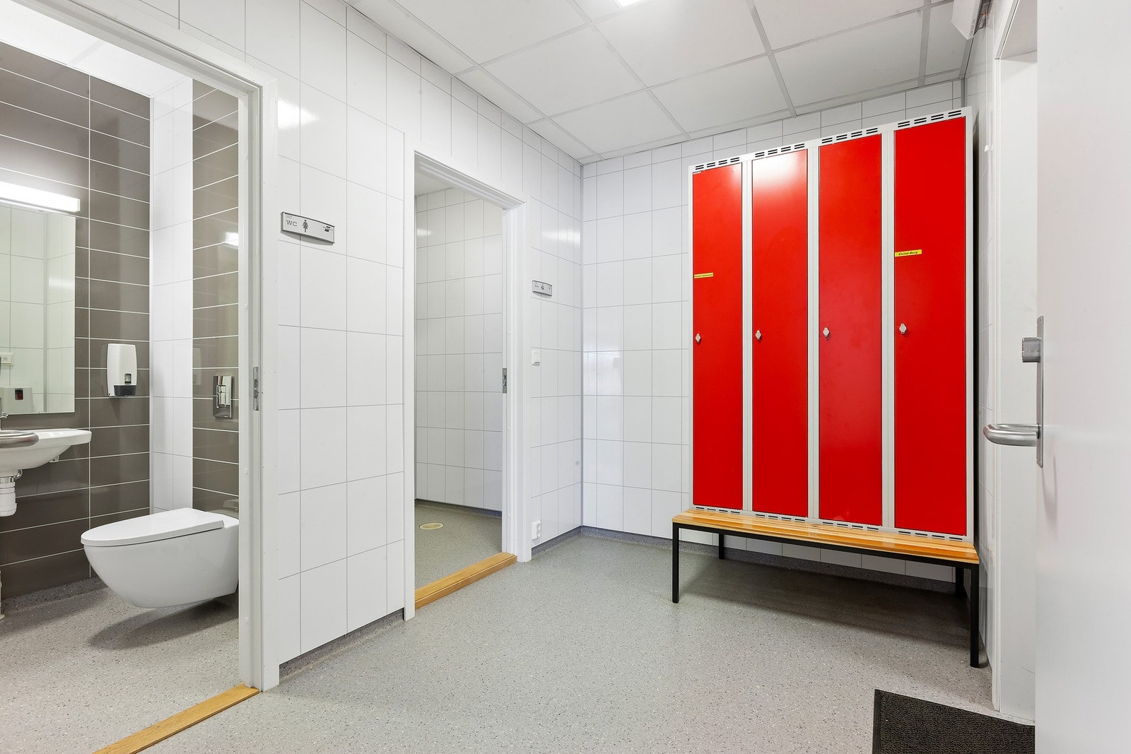 Strøkne garderober til både herre og damer. Galleribilde