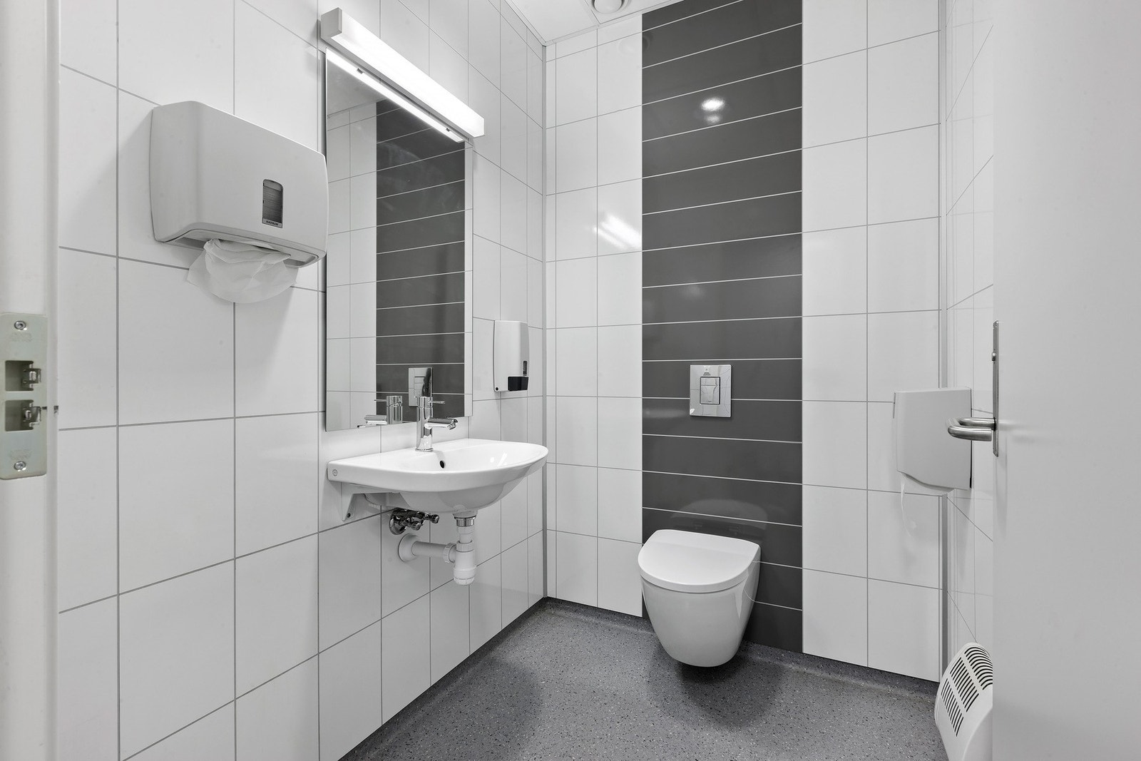 Moderne bad, wc og dusjer tilknyttet garderobene. Galleribilde