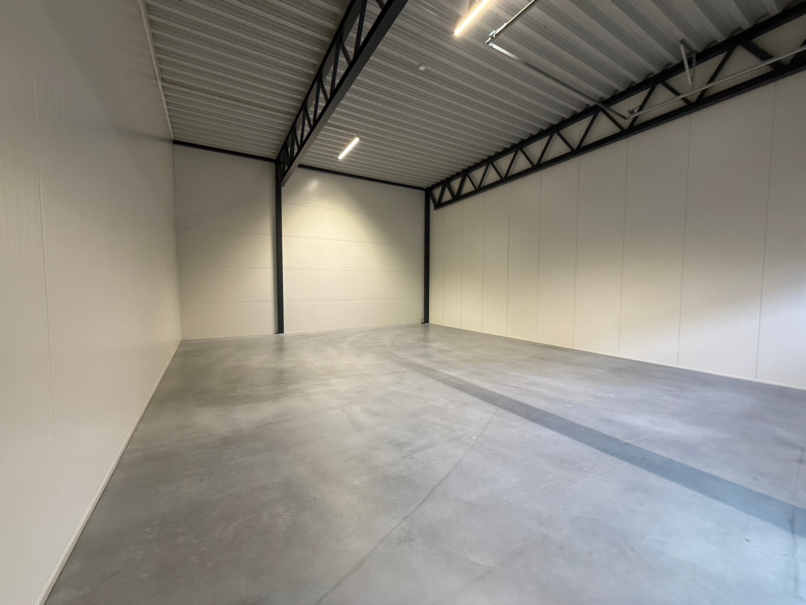 Stor lagerseksjon på 110 kvm med god takhøyde. Mulighet for å bygge mesanin. Galleribilde