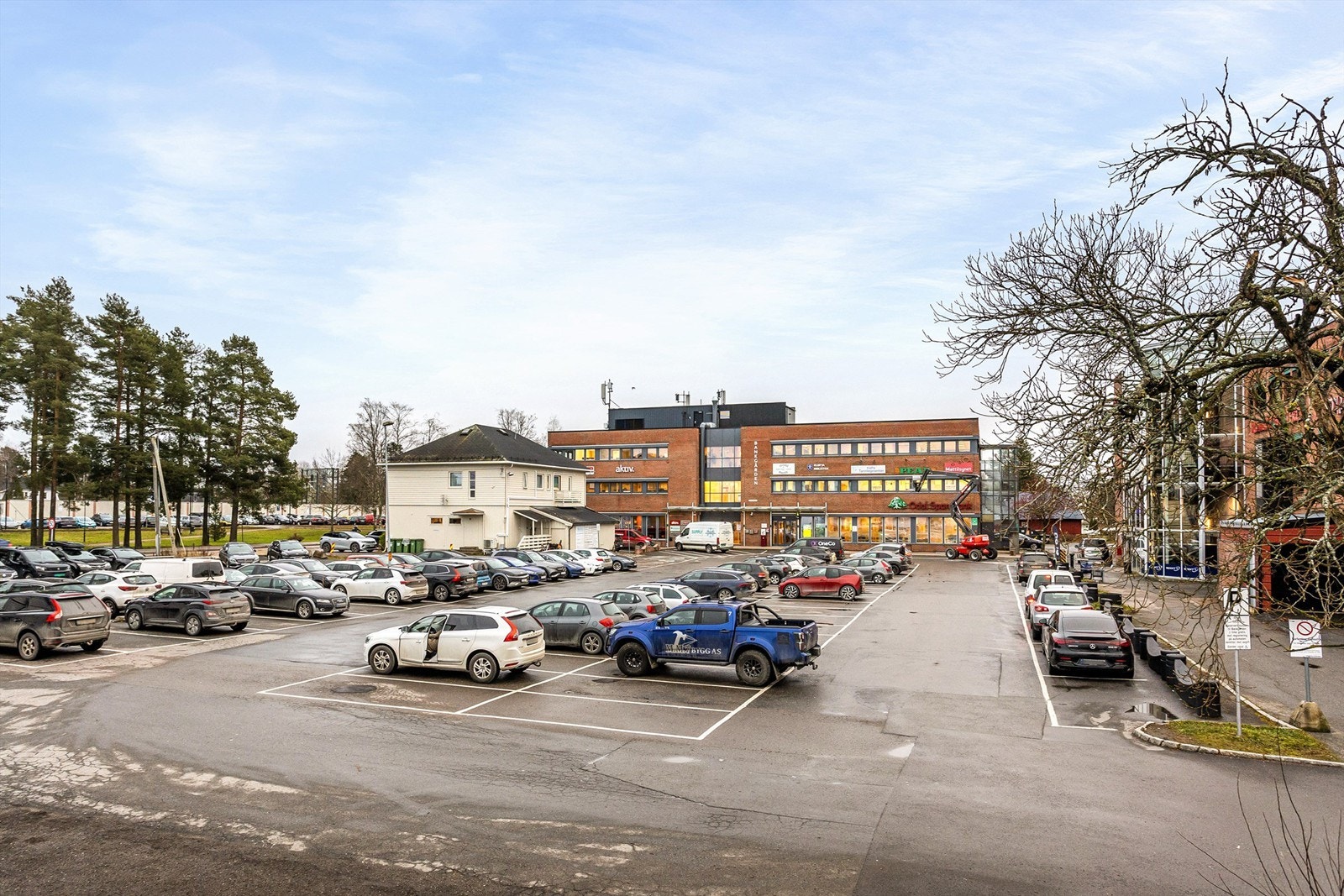 Eiendommen har god parkeringsdekning - utvendig parkering er gratis for både leietakere og besøkende. Galleribilde