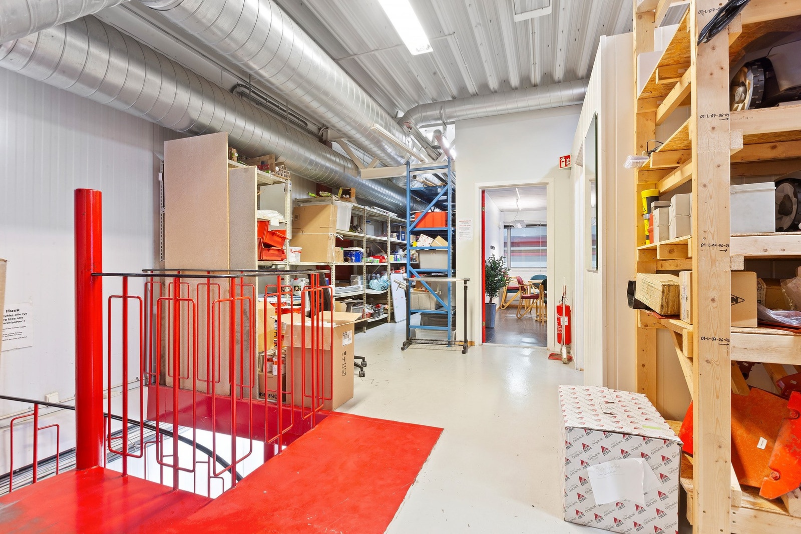 Lager med trapp ned til 1. etasje. Galleribilde