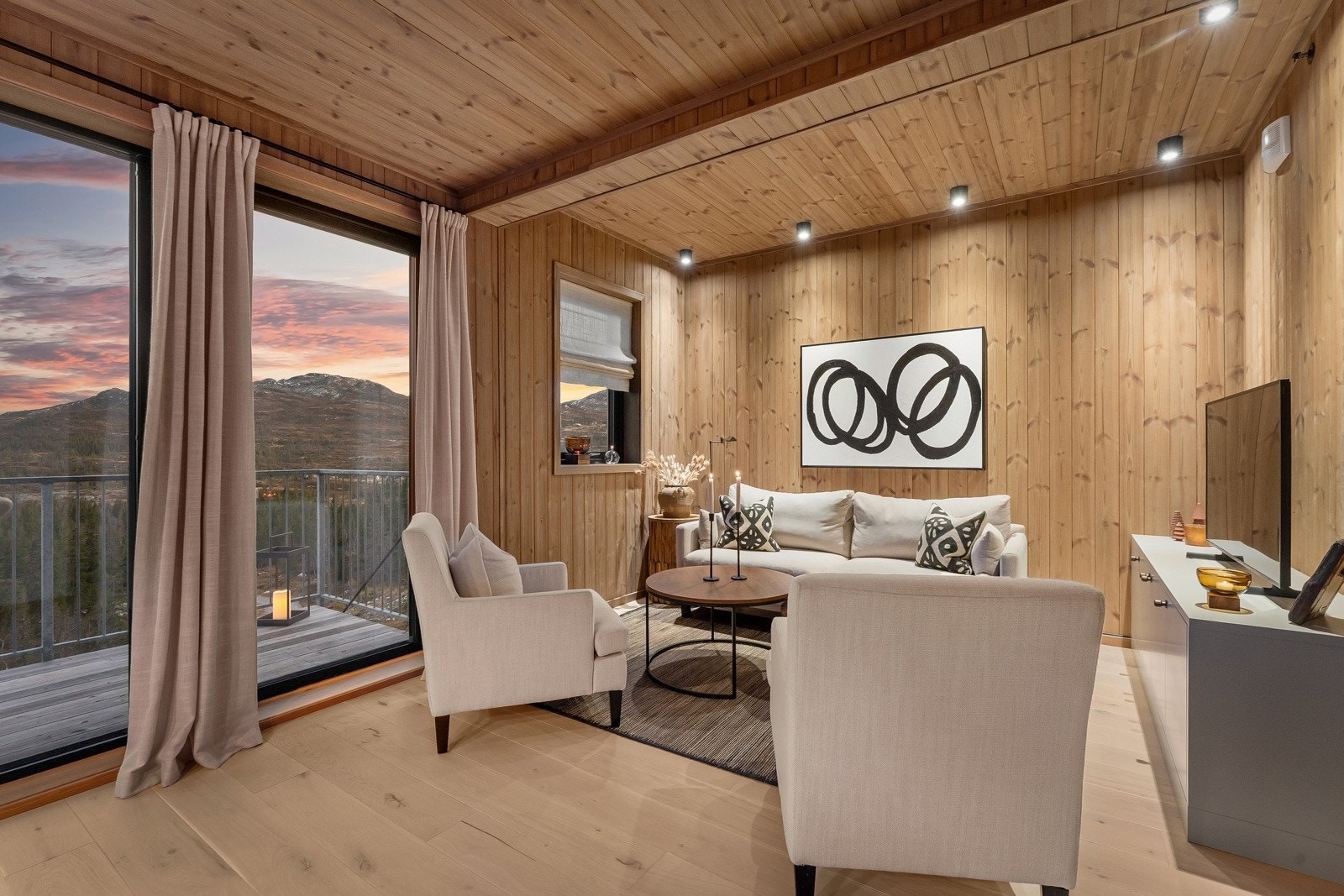 Stuen ligger i åpen løsning med kjøkkenet, og sammen danner de et innbydende og sosialt allrom for hele familien. Galleribilde