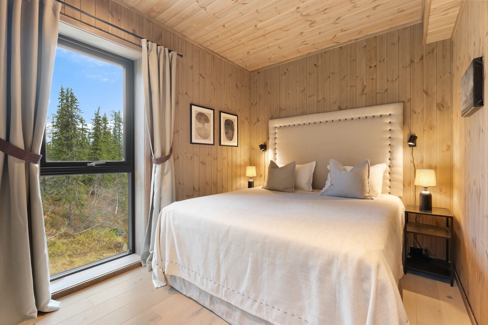 Soverom i 3. etasje - Det er fire pene soverom - ett i hovedetasjen og tre i loftsetasjen. Alle soverommene har store vinduer som sørger for rikt, naturlig lysinnslipp og gode luftemuligheter. Galleribilde