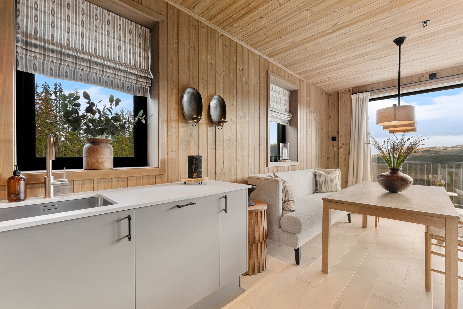 Kjøkkenet fra Sigdal har et moderne og stilfullt design med gode benkeflater og rikelig med oppbevaringsplass. Innredningen har lysegrå, glatte fronter og hvit laminatbenkeplate med underlimt oppvaskkum. Galleribilde