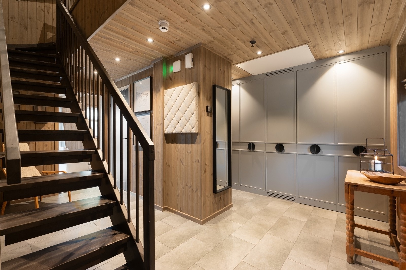 Fritidsleiligheten fremstår med påkostede løsninger, moderne standard og delikate materialvalg, og med to innholdsrike etasjer er det god plass til både familien og gjester. Galleribilde