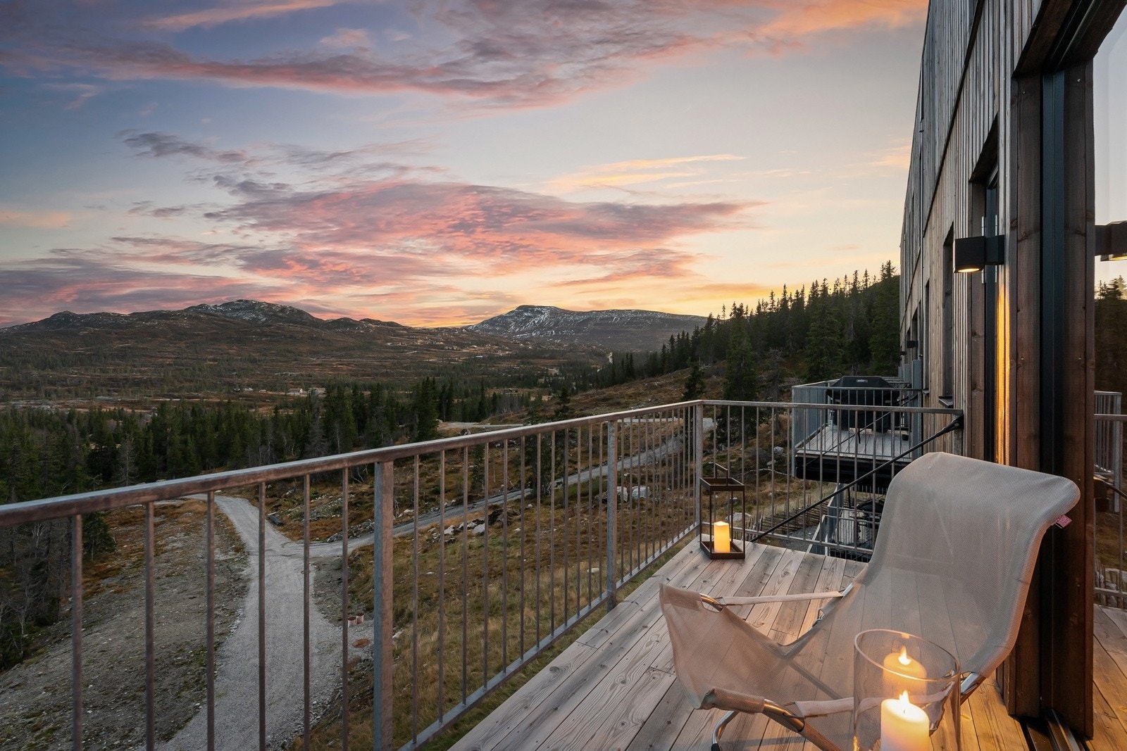 Eiendommen ligger på et høydedrag, ca. 827 moh., med panoramautsikt over fjellheimen, sol hele dagen og fantastisk nærhet til naturen. Galleribilde