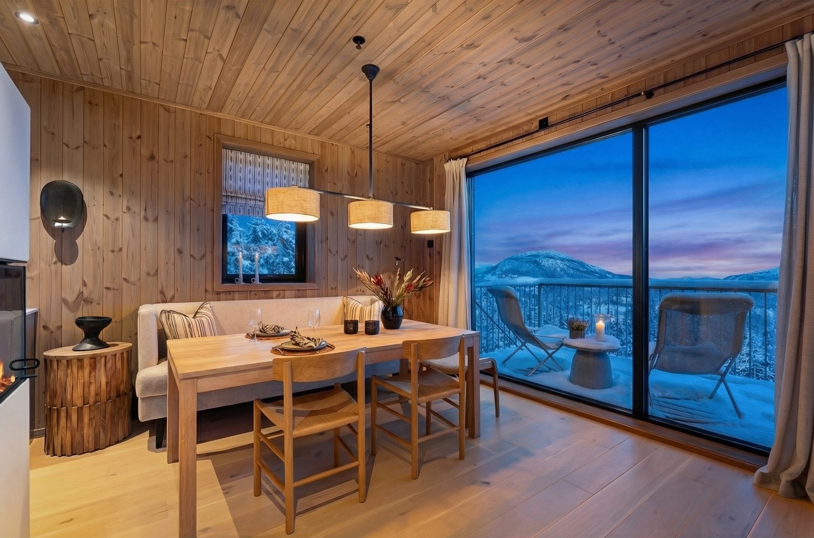 Ved kjøkkenet er det rom for å samle familie og gjester til hyggelige måltider og spillkvelder rundt et langbord. Galleribilde