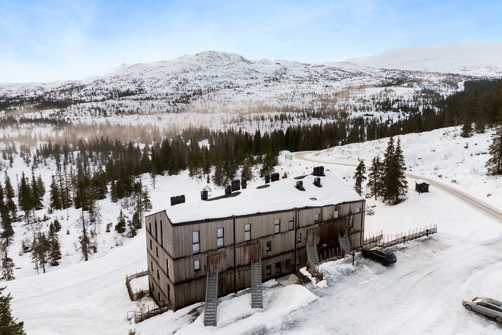 Velkommen til en moderne fritidsleilighet i det sentrale og ettertraktede hytteområdet i Høgevarde Fjellpark, vakkert beliggende i Hallingdal. Galleribilde