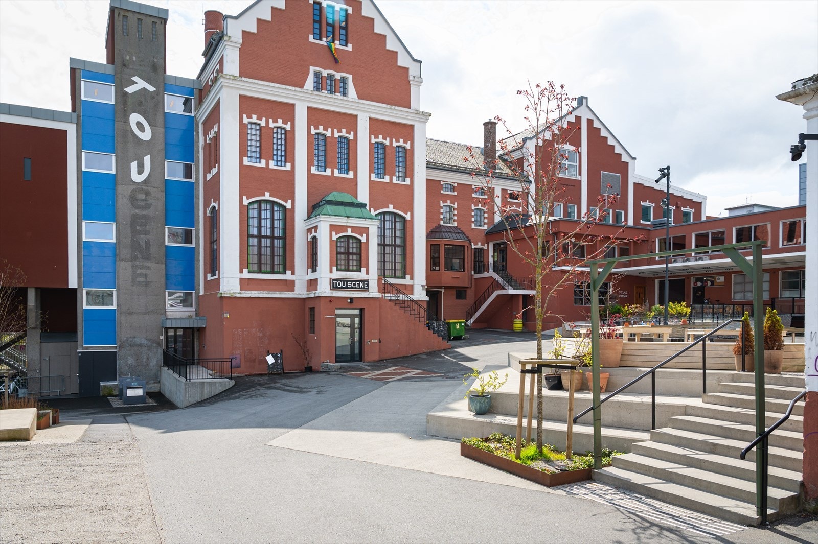 Tou Scene er like ved hvor man kan oppleve et bredt utvalg av konserter, eller kose seg på den lokale puben Øst hvor det også er mulig å sitte ute på fine sommerdager. Galleribilde