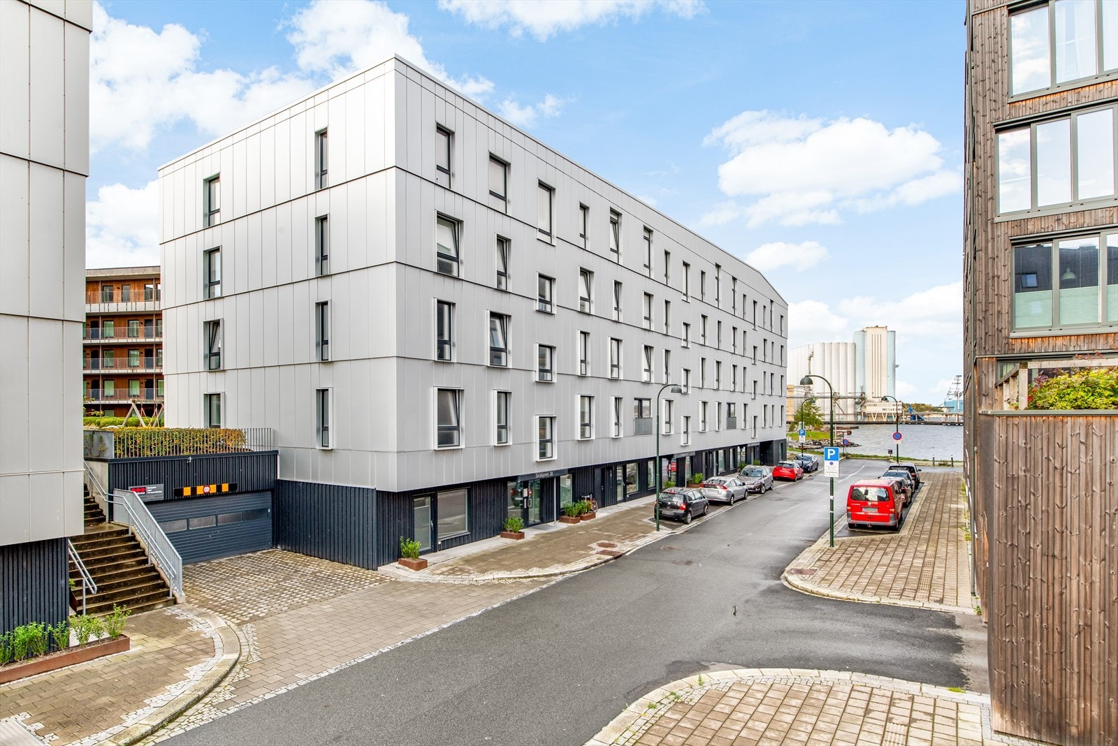 Her bor du med nærhet til sjø og flotte turområder, samtidig som sentrumskjernen i er like rundt hjørnet. Galleribilde